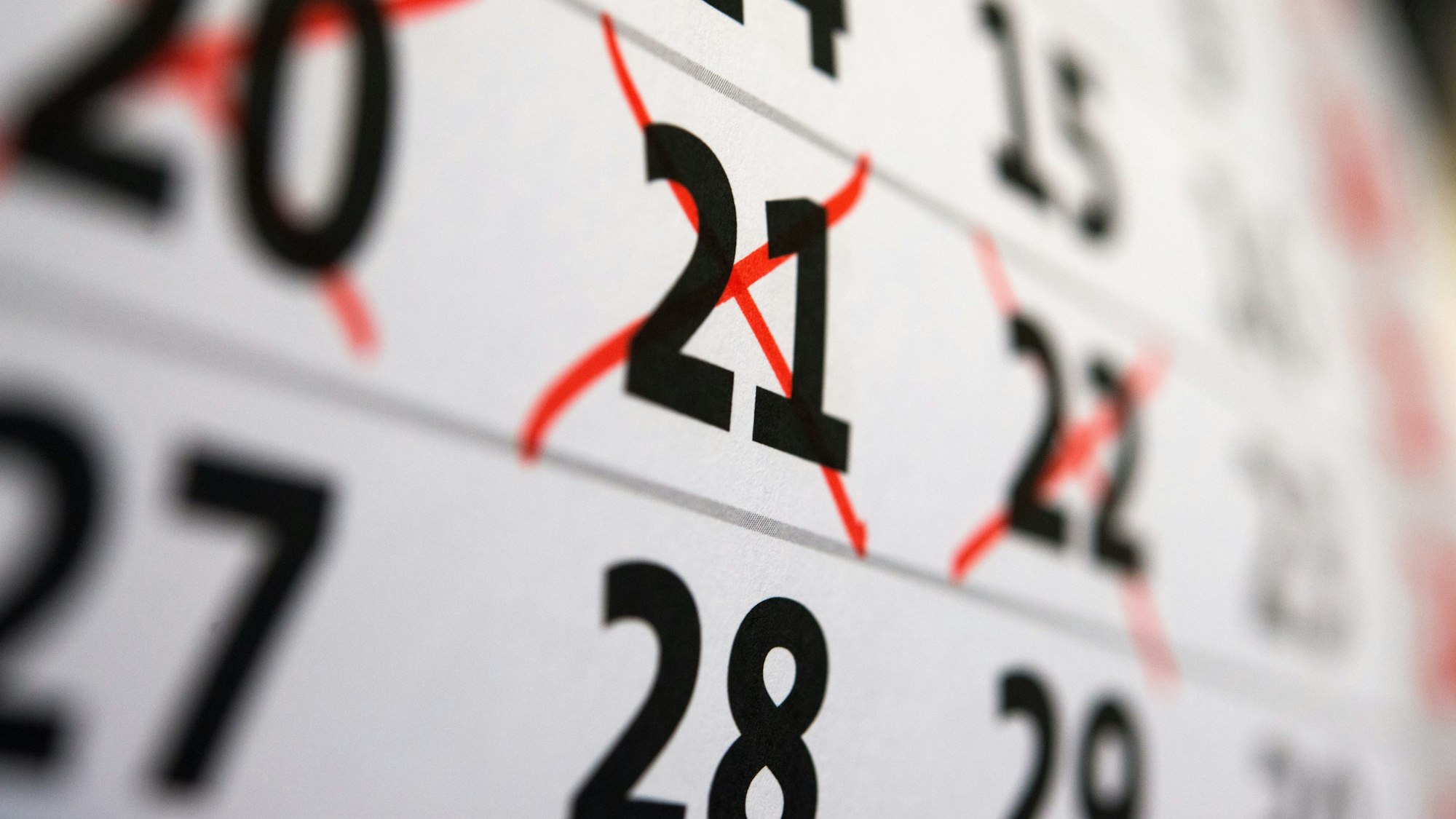 Ein Kalender mit rot angestrichenen Zahlen.