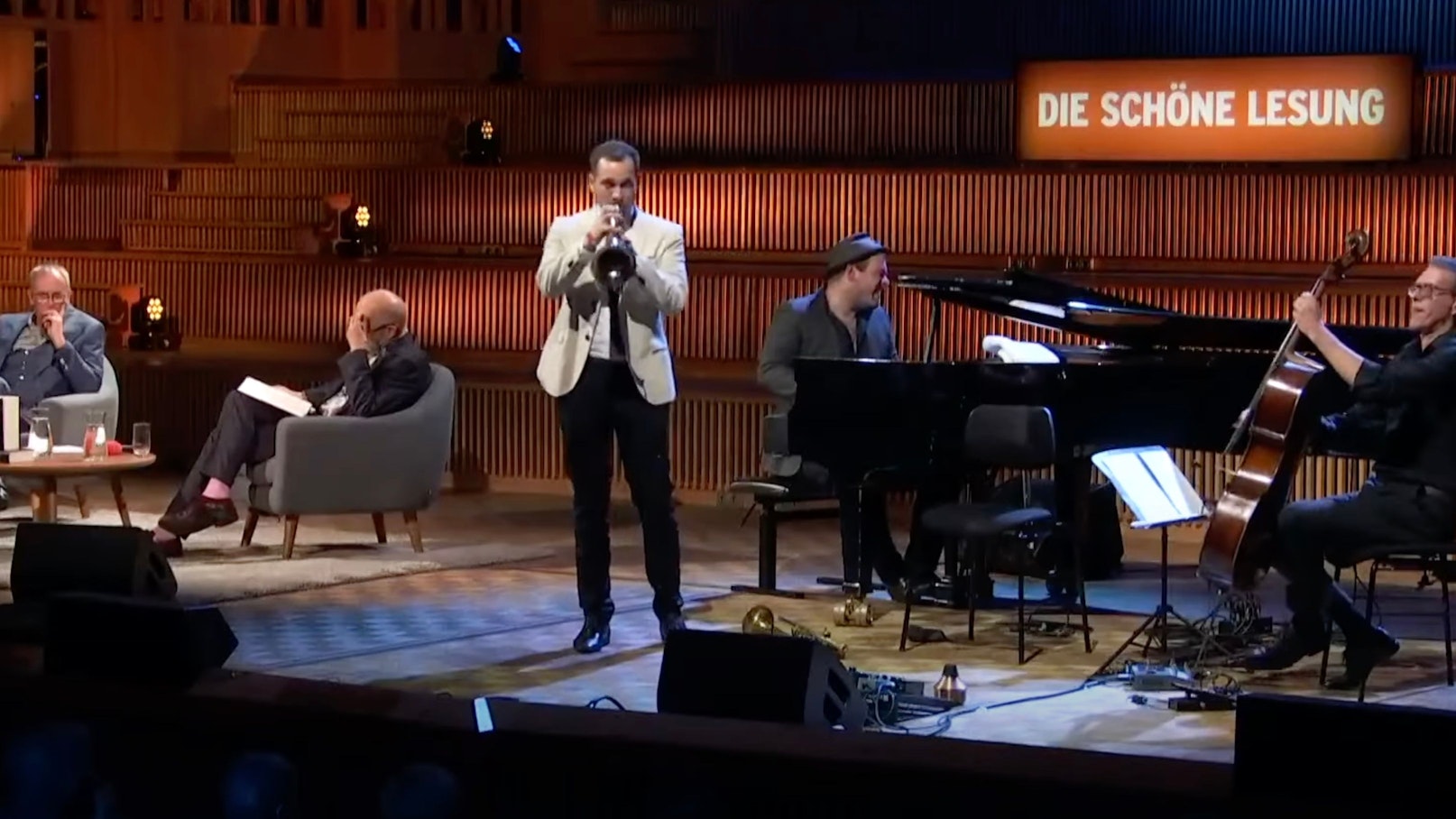 Das Foto zeigt Volker Kutscher, Moderator Thomas Böhm, Julian und Roman Wasserfuhr und Jörg Brinkmann.