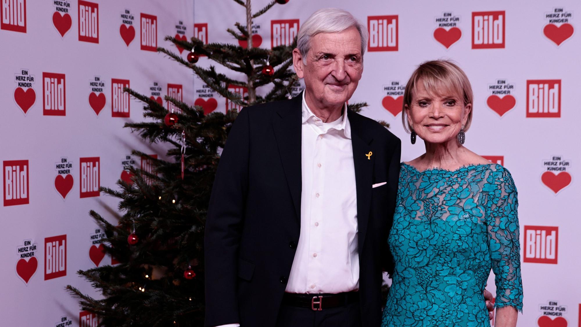 Uschi Glas und Mann Dieter Hermann kommen zur Spendengala „Ein Herz für Kinder“ auf dem Roten Teppich an.