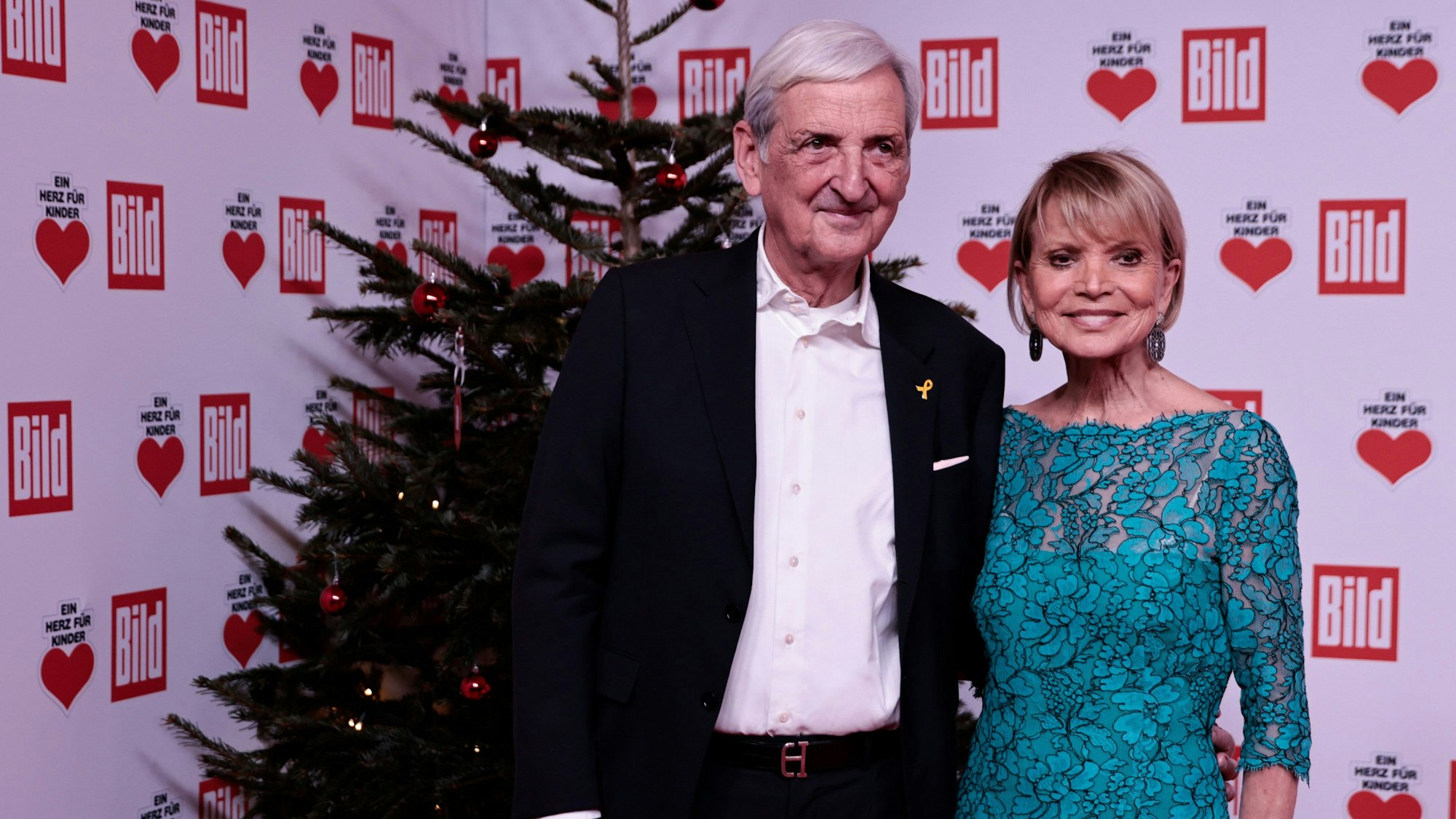 Uschi Glas und Mann Dieter Hermann kommen zur Spendengala „Ein Herz für Kinder“ auf dem Roten Teppich an.