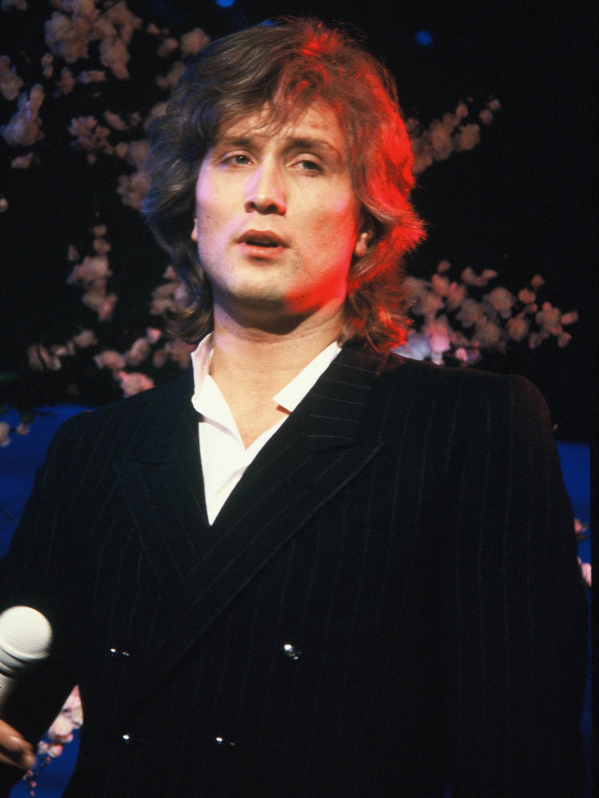 Hannes Schöner singt auf der Bühne