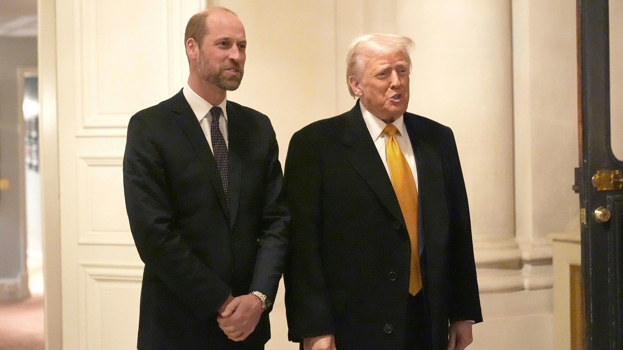 Der britische Prinz William (l) begrüßt den designierten US-Präsidenten Donald Trump in der Residenz des britischen Botschafters in Paris.