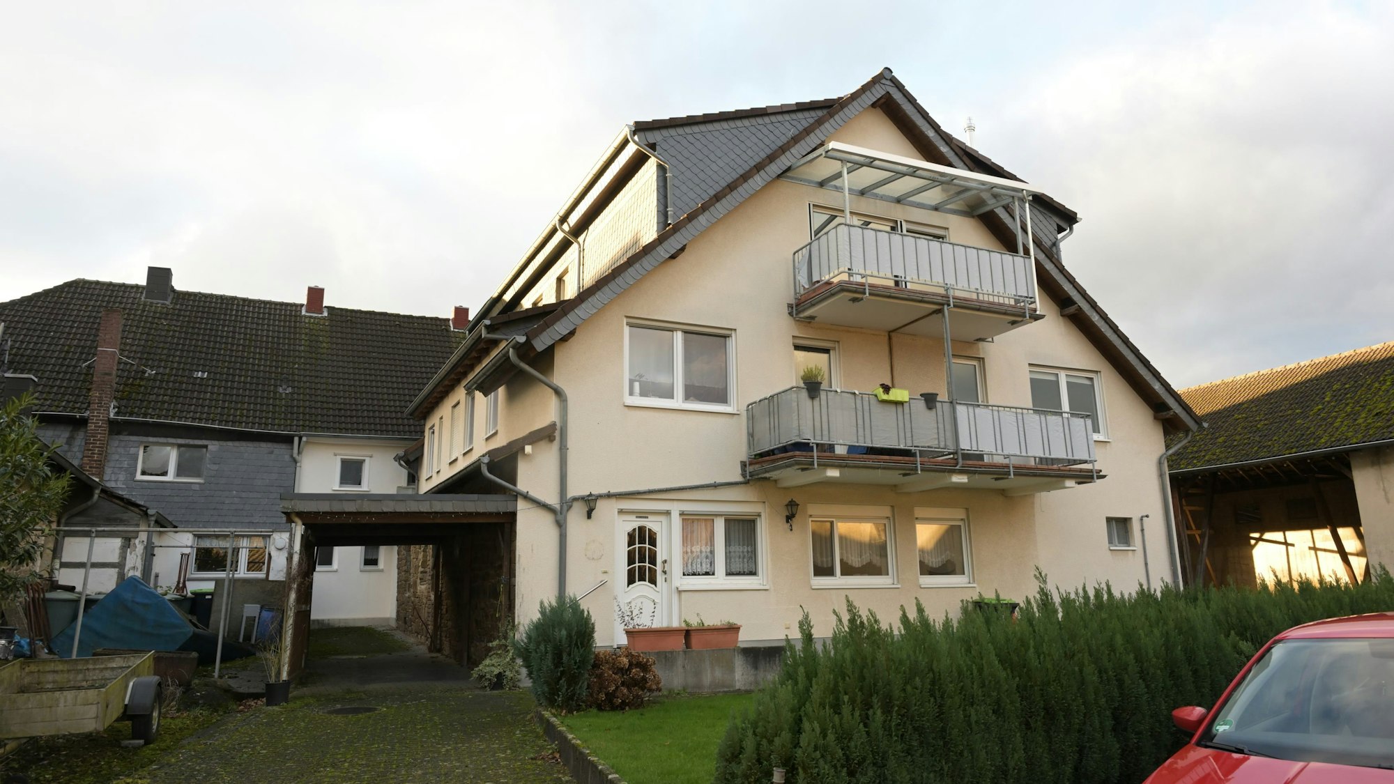 Ein modernes Wohnhaus in einer alten Hofanlage.