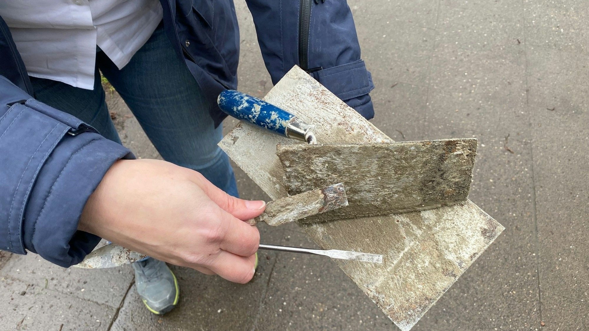 Zu sehen sind Kelle, Glätter und Stuckeisen.