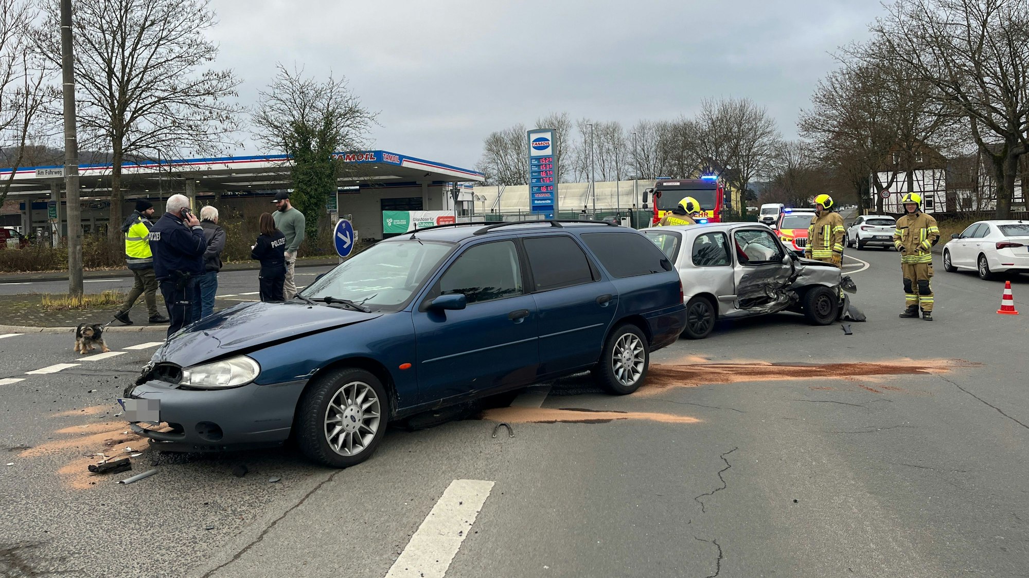 Zwei Autos stehen nach einem Unfall auf einer Kreuzung.