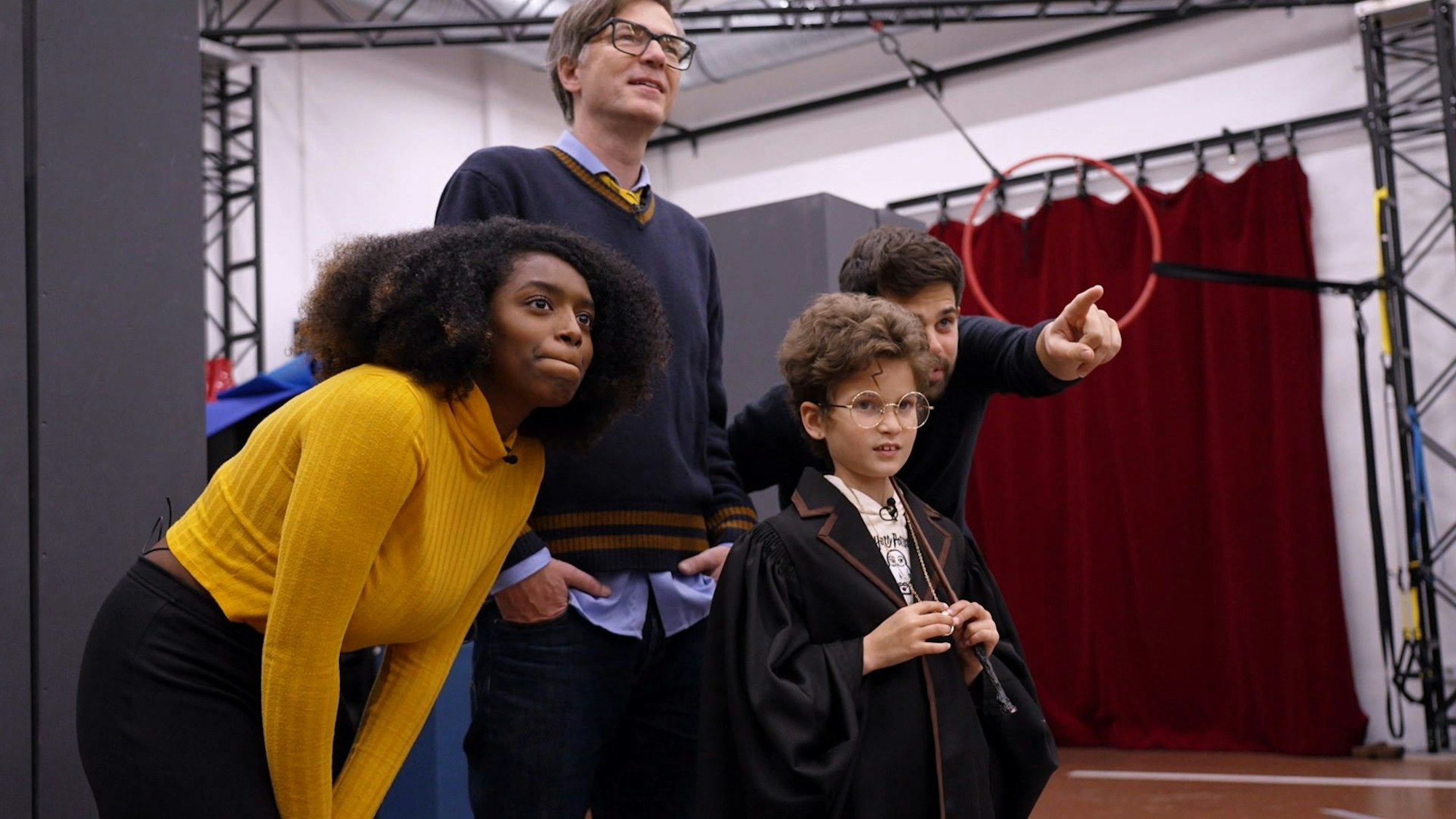 Mehrere Personen stehen an einem Vorhang.