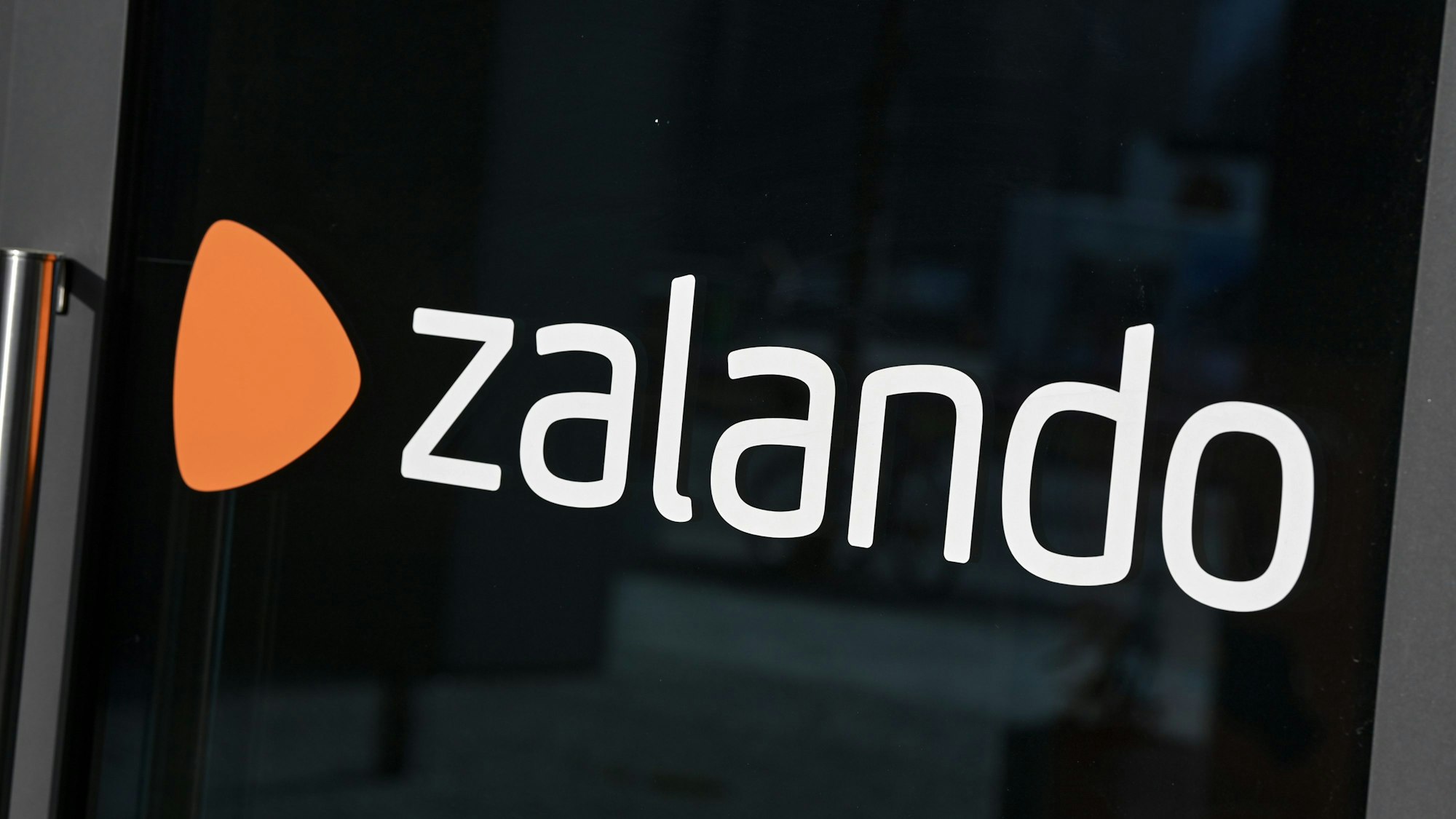 Das Logo vom Onlinehändler Zalando auf dem Zalando Campus am Mercedes-Platz. (Archivbild)