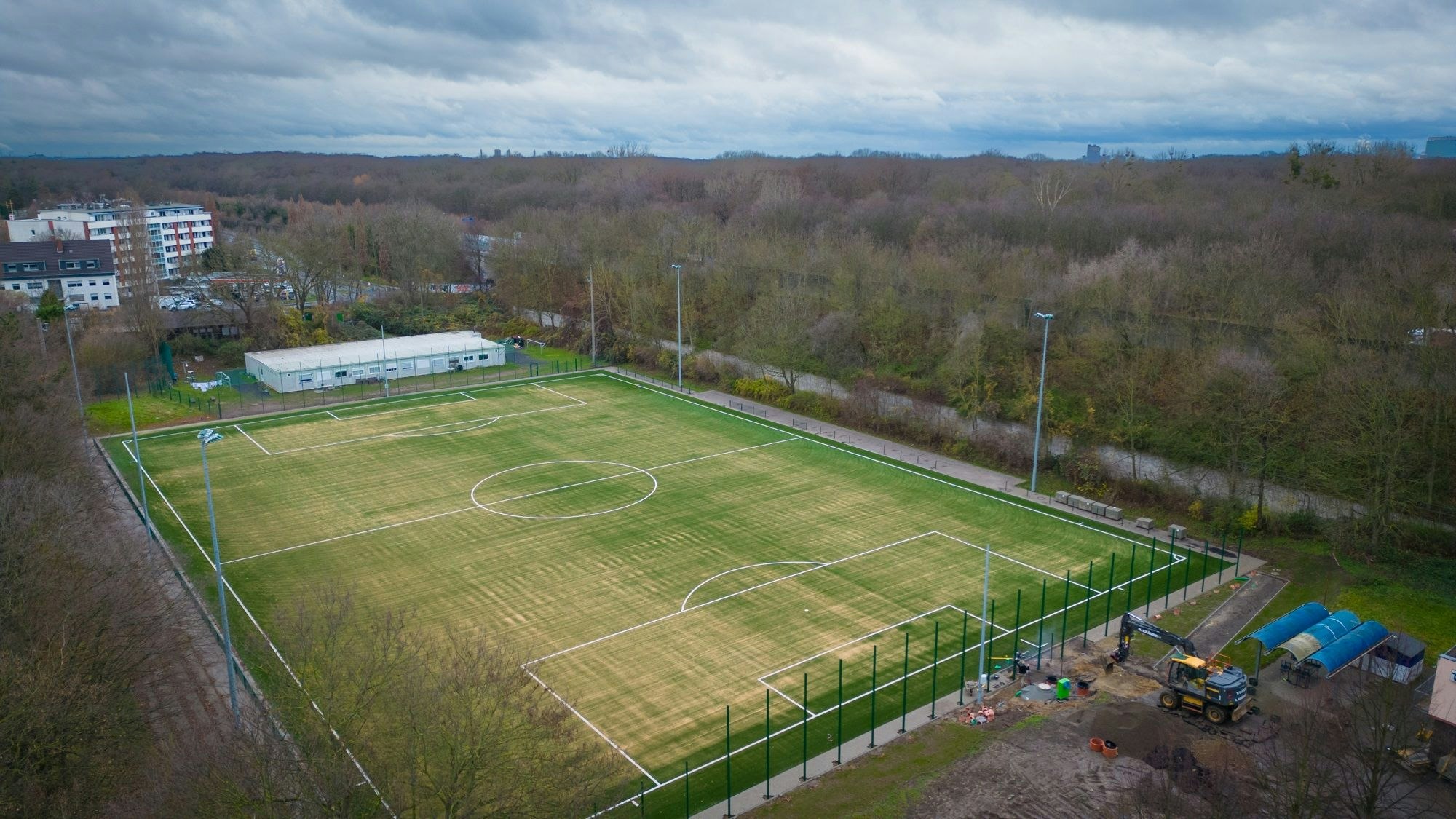 Das Foto zeigt ein Luftbild von den Bauarbeiten am Tennenplatz in Efferen, der jetzt Kunstrasen hat.