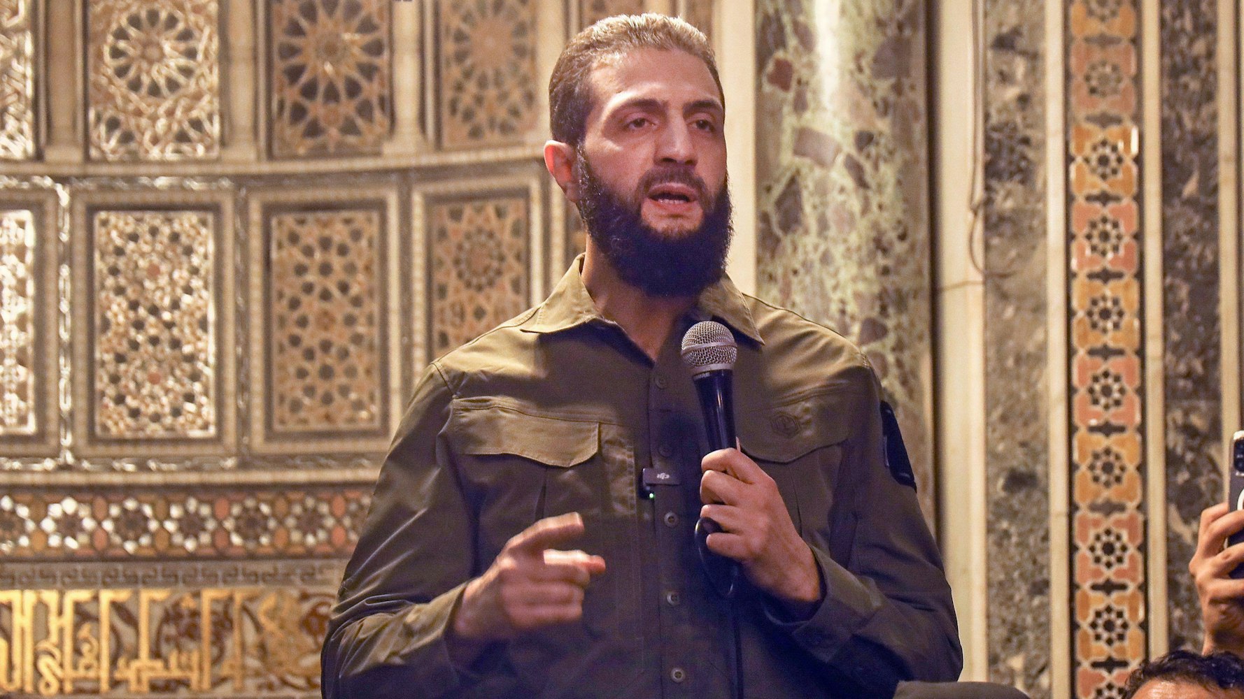 dpatopbilder - 08.12.2024, Syrien, Damaskus: Abu Mohammed al-Dschulani spricht in der Umayyaden-Moschee. Al-Dschulani, ein ehemaliger al-Kaida-Befehlshaber, der sich von der Gruppe losgesagt hat und nach eigenen Angaben Pluralismus und religiöse Toleranz befürwortet, führt die größte Rebellengruppe an und ist bereit, die Zukunft des Landes zu gestalten. Er nennt sich selbst bei seinem Vornamen, Ahmad al-Sharaa, und nicht bei seinem Kampfnamen. (technische Wiederholung in besserer Qualität) Foto: Omar Albam/AP +++ dpa-Bildfunk +++