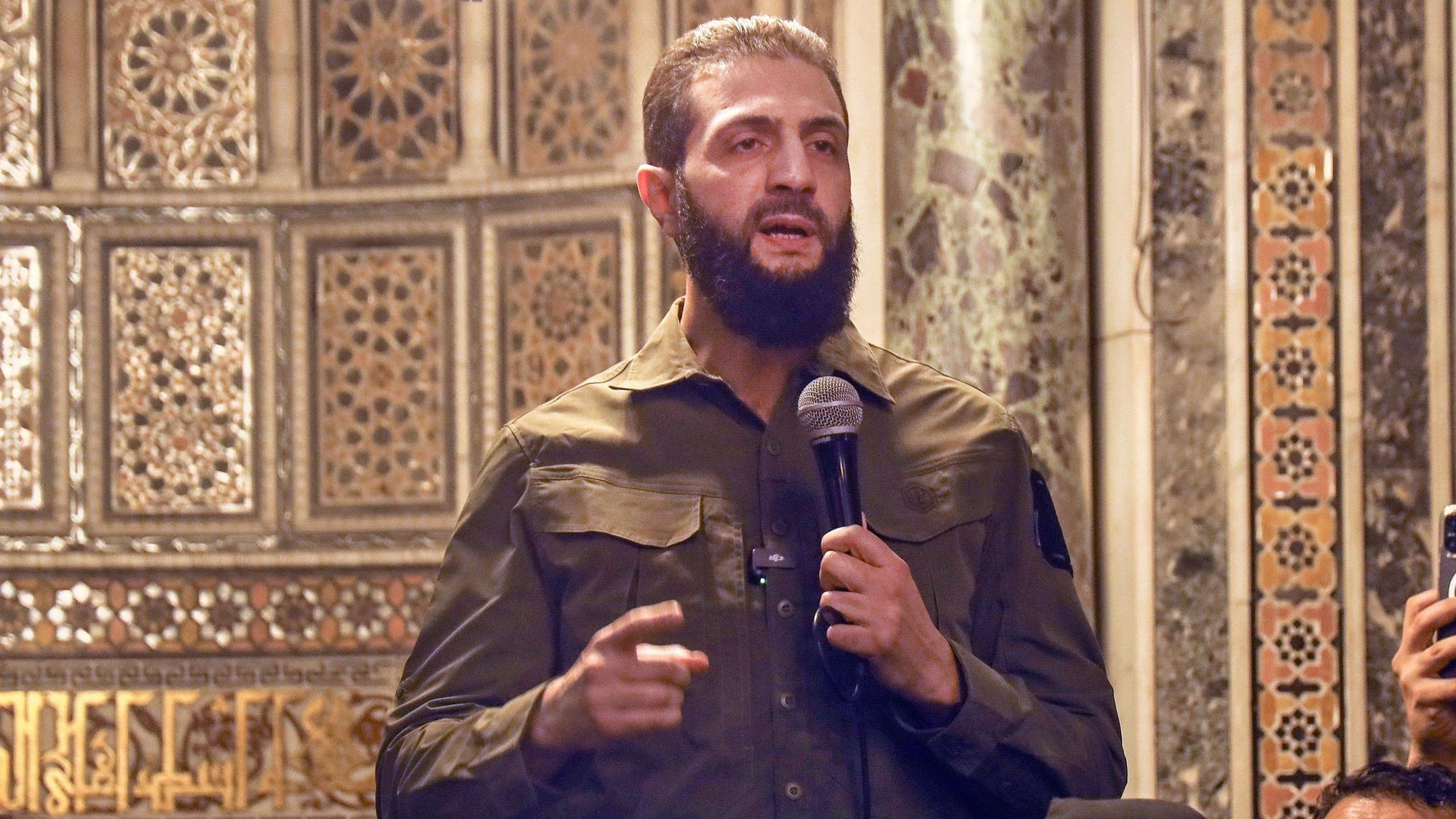 dpatopbilder - 08.12.2024, Syrien, Damaskus: Abu Mohammed al-Dschulani spricht in der Umayyaden-Moschee. Al-Dschulani, ein ehemaliger al-Kaida-Befehlshaber, der sich von der Gruppe losgesagt hat und nach eigenen Angaben Pluralismus und religiöse Toleranz befürwortet, führt die größte Rebellengruppe an und ist bereit, die Zukunft des Landes zu gestalten. Er nennt sich selbst bei seinem Vornamen, Ahmad al-Sharaa, und nicht bei seinem Kampfnamen. (technische Wiederholung in besserer Qualität) Foto: Omar Albam/AP +++ dpa-Bildfunk +++