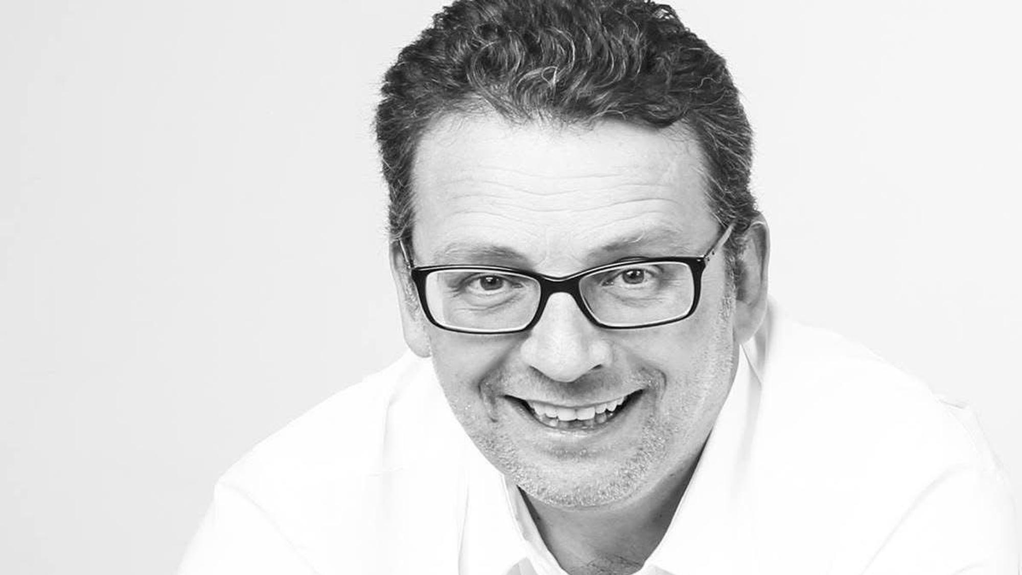 Auf dem Bild ist ein Schwarz-Protrait eines Mannes zu sehen.
