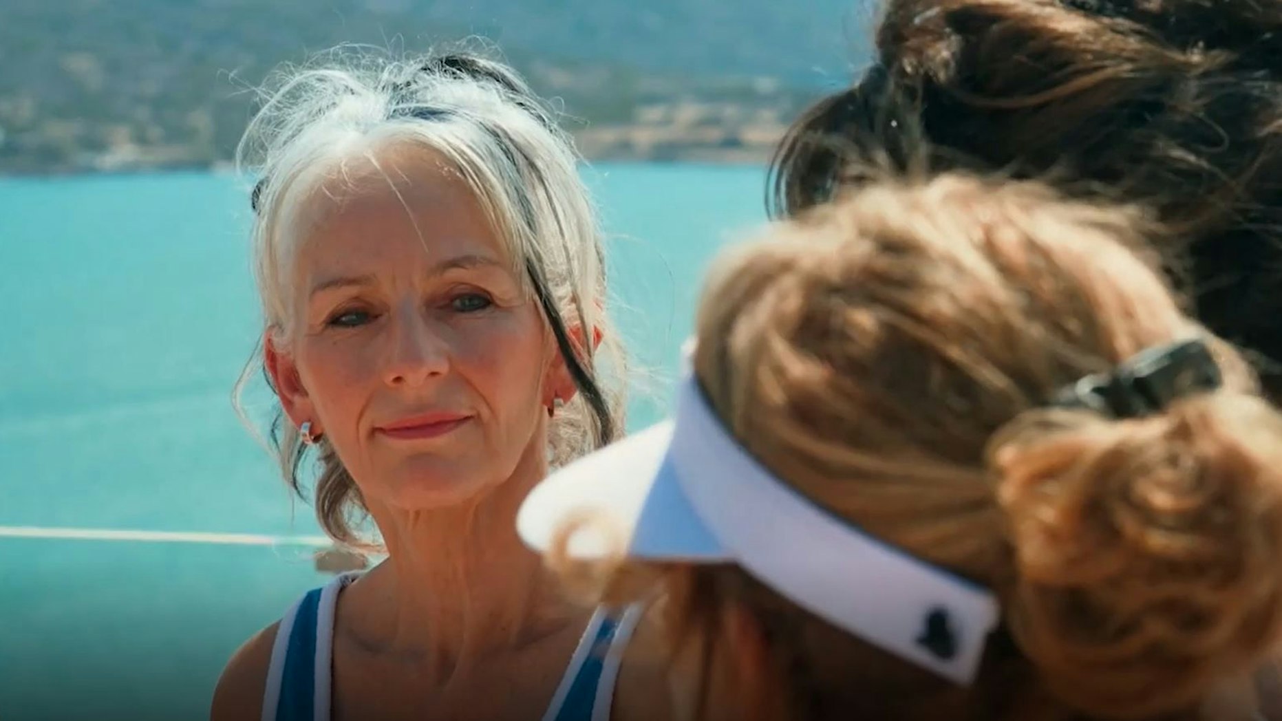 Sabine (l.) konnte sich in der vierten Folge der RTL-Dating-Show „Golden Bachelor“ nicht besonders in den Vordergrund spielen. Hier beobachtet sie weitere Kandidatinnen im Gespräch.