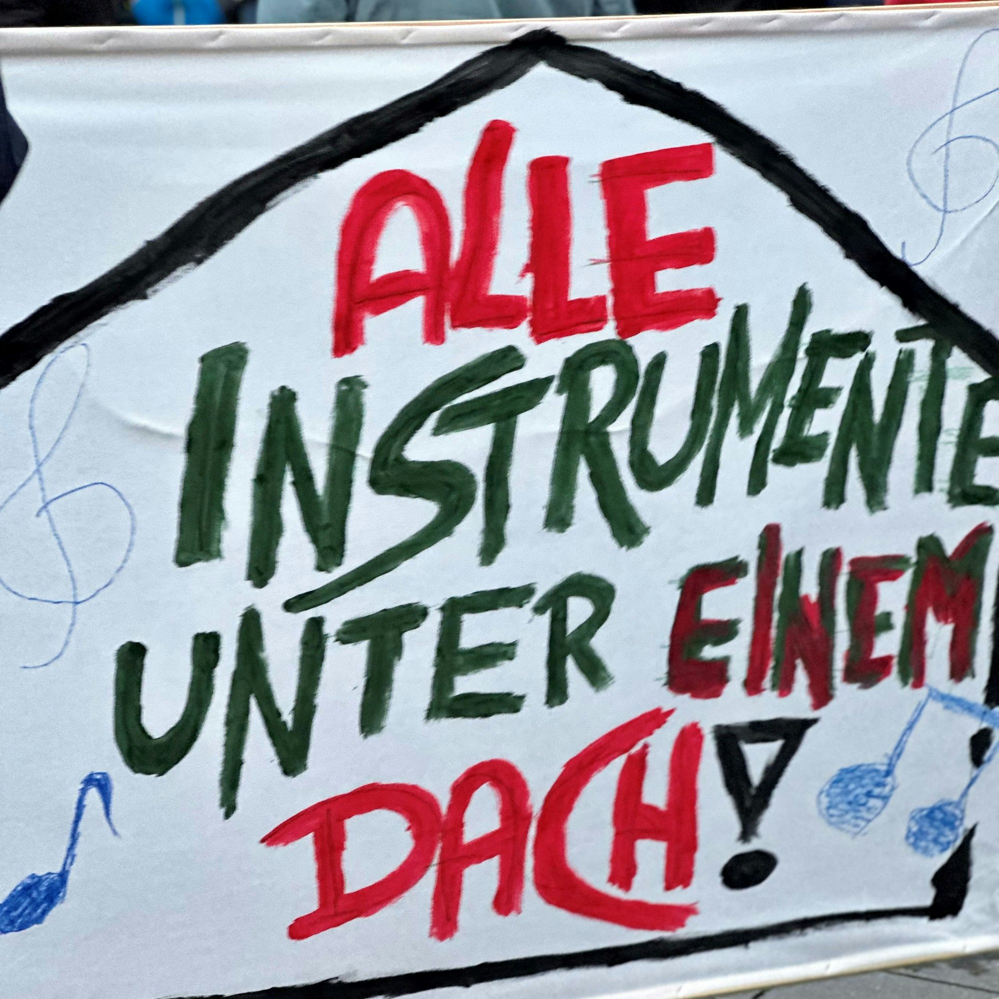 Zu sehen ist ein Banner mit der Aufschrift „Alle Instrumente unter einem Dach“.