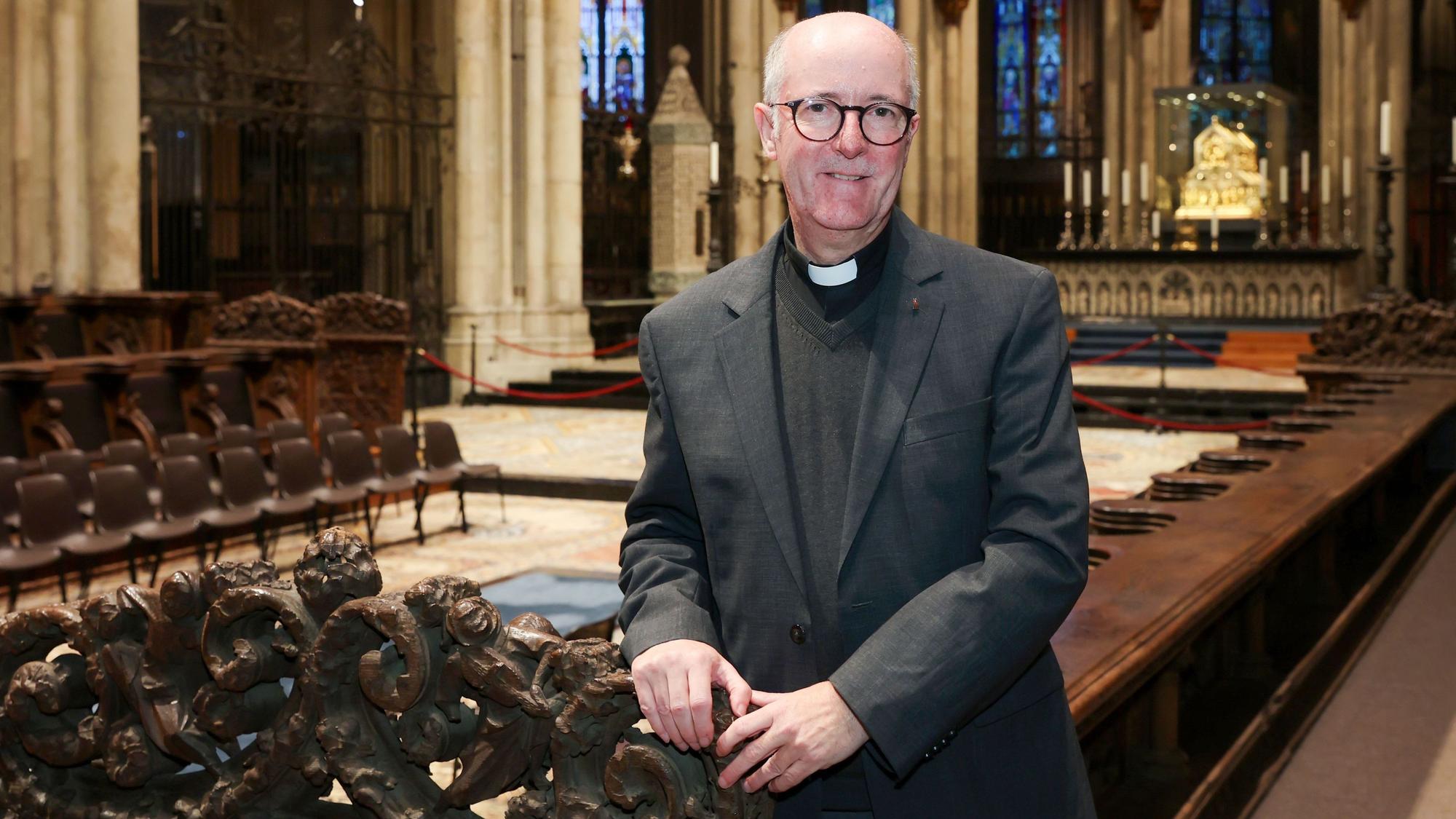 Dompropst Guido Assmann im Binnenchor des Kölner Doms