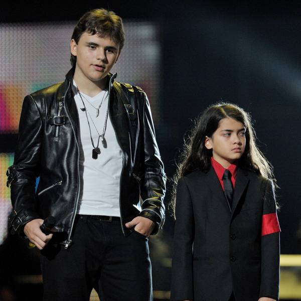 Prince Michael Jackson Jr., Prince Michael Joseph Jackson, II. und Paris Jackson auf der Bühne im Oktober 2011.