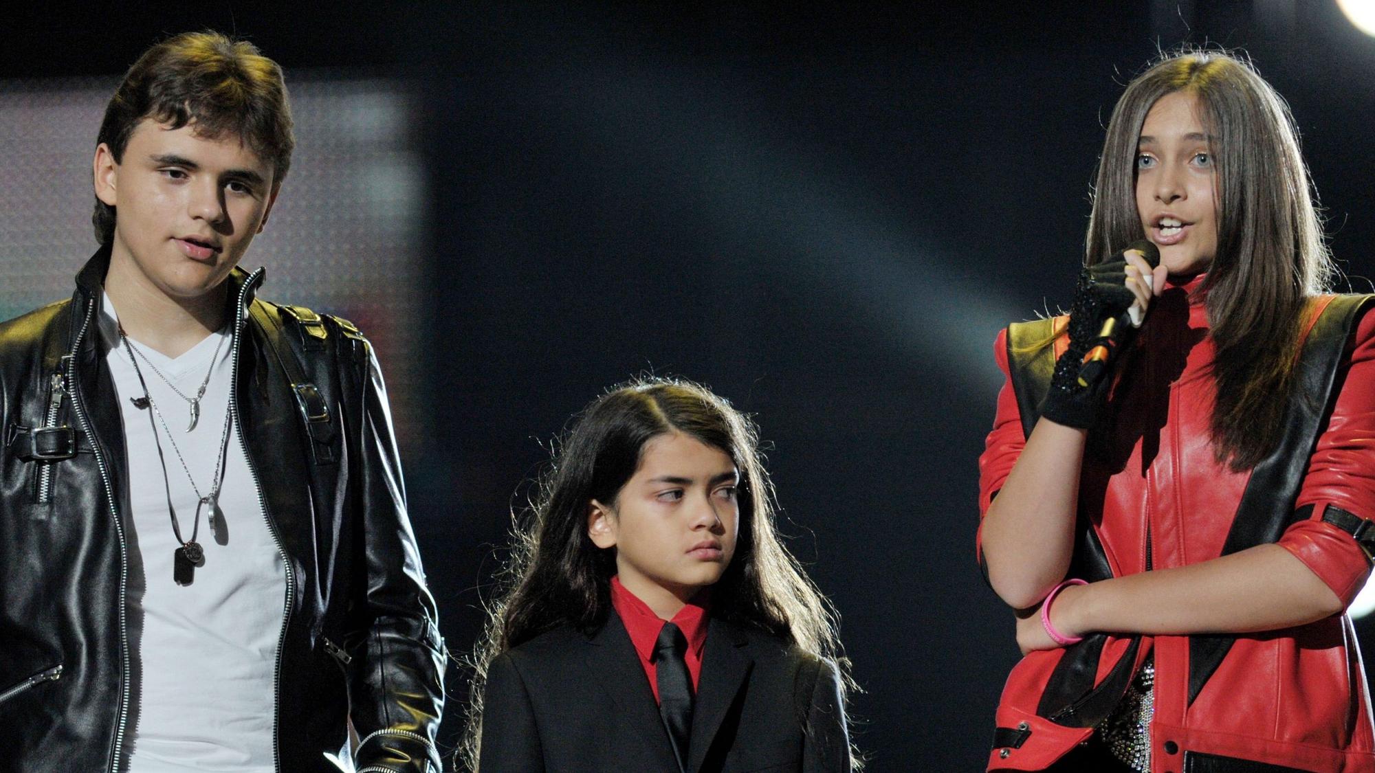 Prince Michael Jackson Jr., Prince Michael Joseph Jackson, II. und Paris Jackson auf der Bühne im Oktober 2011.