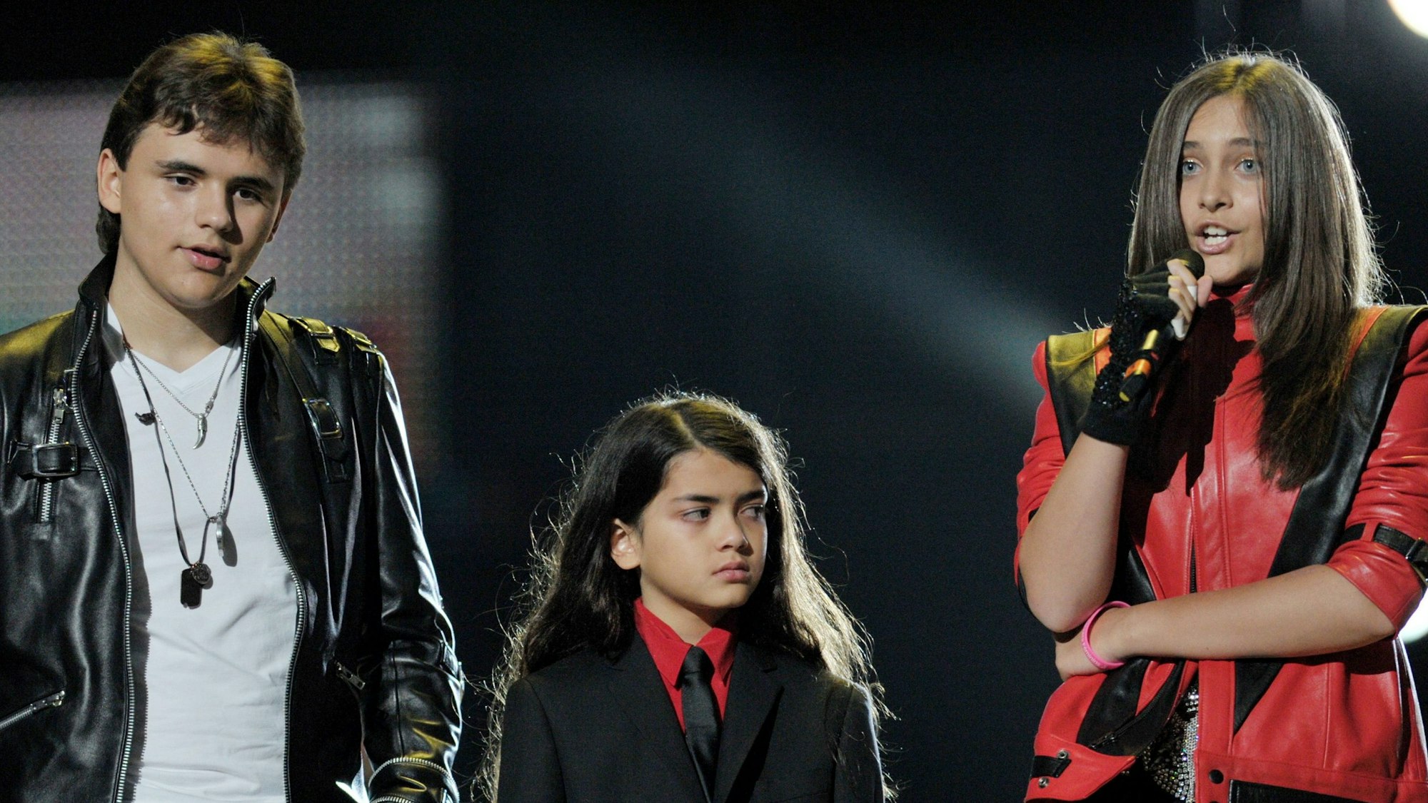 Prince Michael Jackson Jr., Prince Michael Joseph Jackson, II. und Paris Jackson auf der Bühne im Oktober 2011.