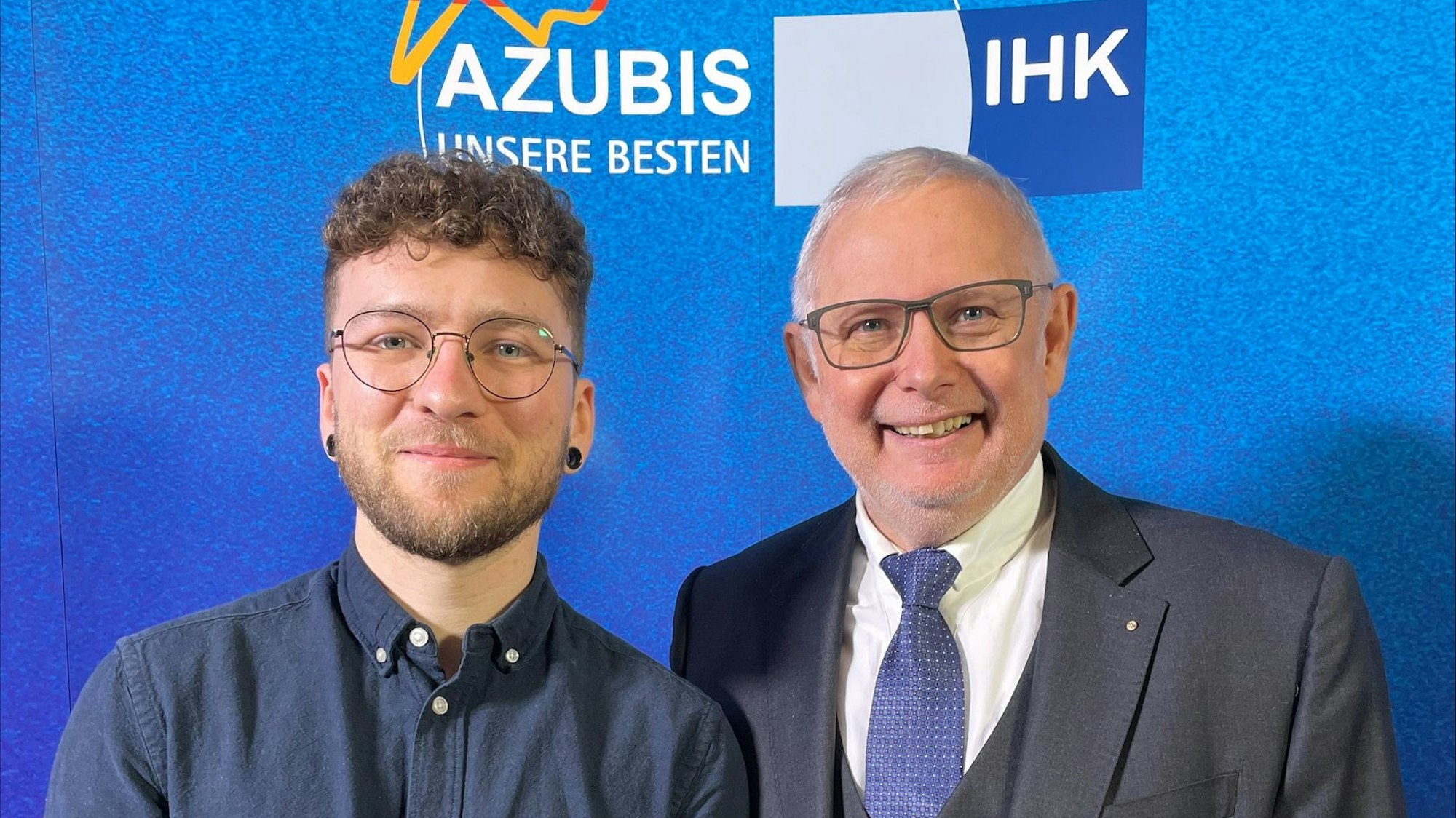 Geschäftsführer Jürgen Hindenberg (IIHK Bonn/Rhein-Sieg) freut sich mit dem Bundesbesten Josef Ströbele Romero (regio iT gesellschaft für informationstechnologie mbH, Siegburg) über die Auszeichnung.