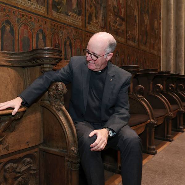 Der Hausherr des Doms, Dompropst Guido Assmann, im mittelalterlichen Chorgestühl. Auf das Bänkchen auf der Unterseite der Sitze, eine sogenannte misericordia (Erbarmen), konnte sich die Domgeistlichkeit während langer Gebete im Stehen aufstützen.