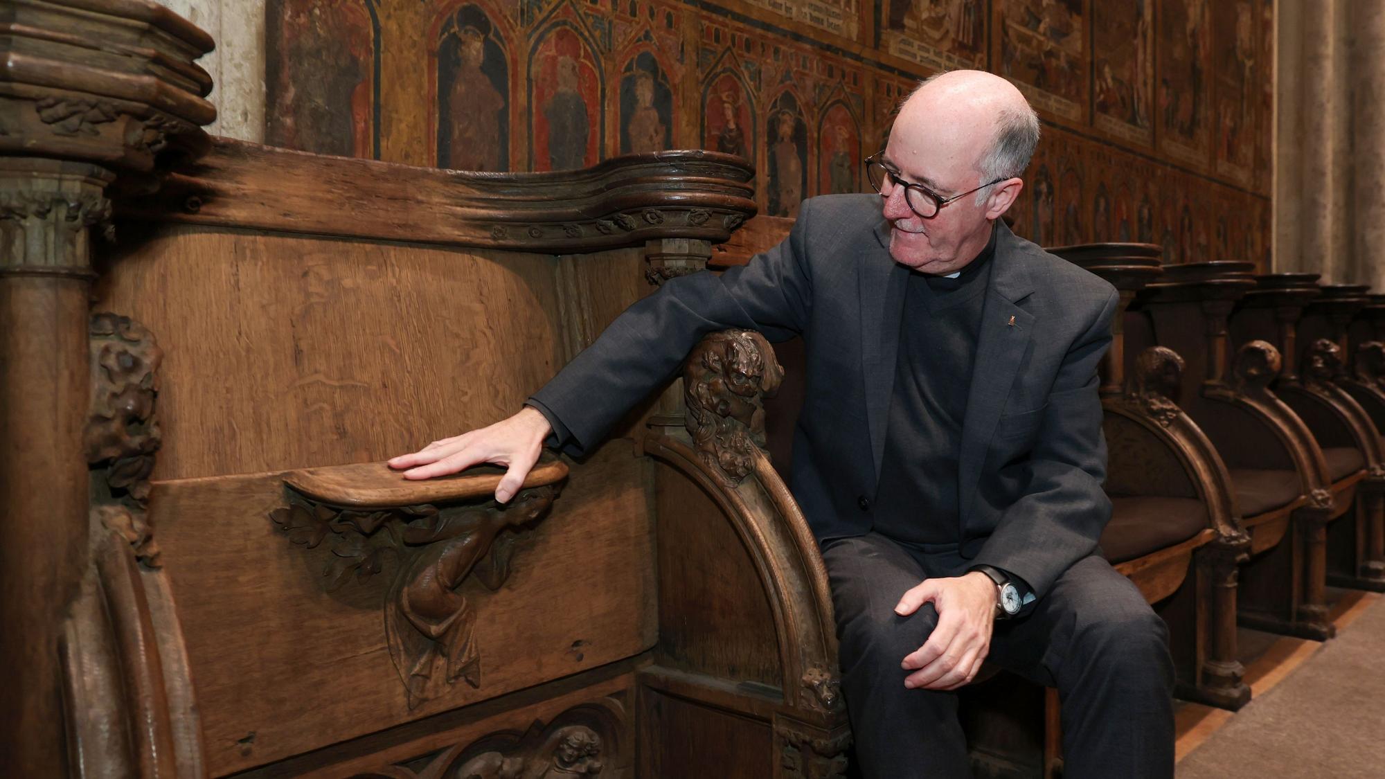 Der Hausherr des Doms, Dompropst Guido Assmann, im mittelalterlichen Chorgestühl. Auf das Bänkchen auf der Unterseite der Sitze, eine sogenannte misericordia (Erbarmen), konnte sich die Domgeistlichkeit während langer Gebete im Stehen aufstützen.