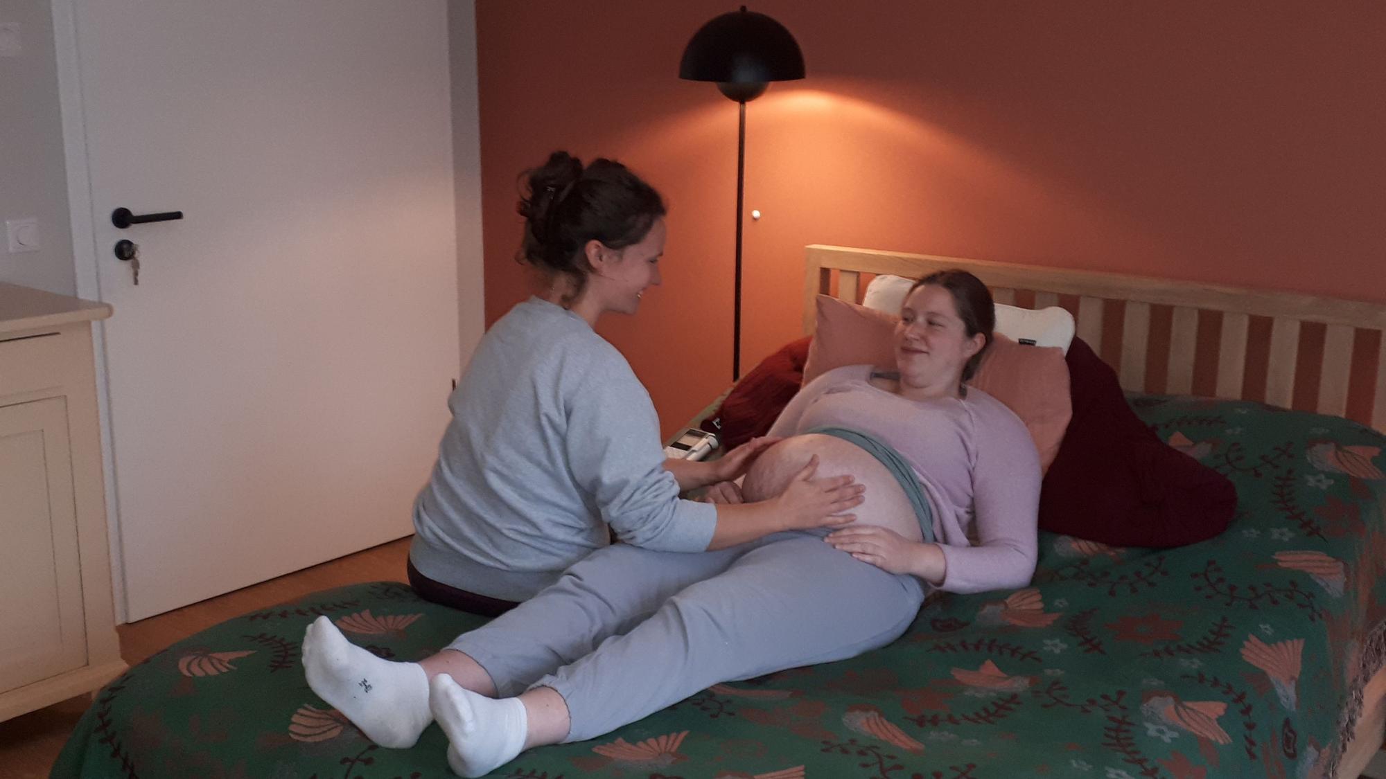 Laura Vathke bereitet sich mit Hebamme Sandra Buchner auf die Geburt vor, die um Weihnachten herum terminiert ist.