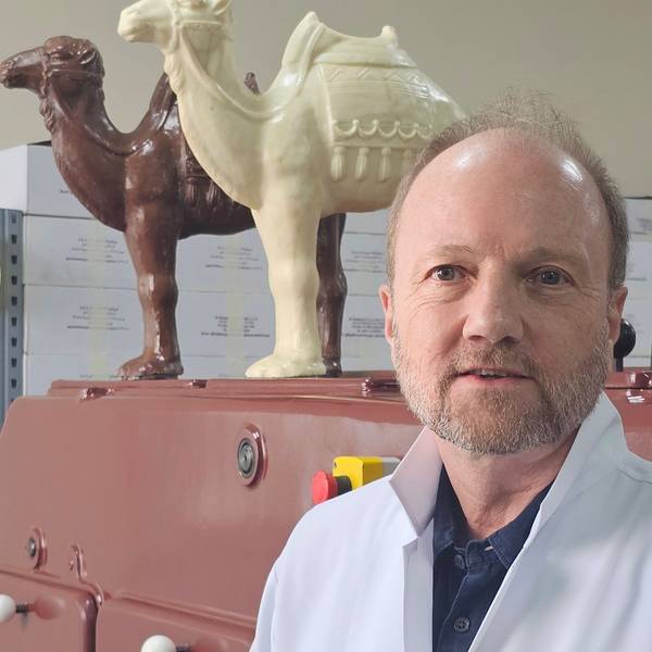 Der Schokoladenfabrikant Martin van Almsick mit Kamelen aus Kamelmilchschokolade