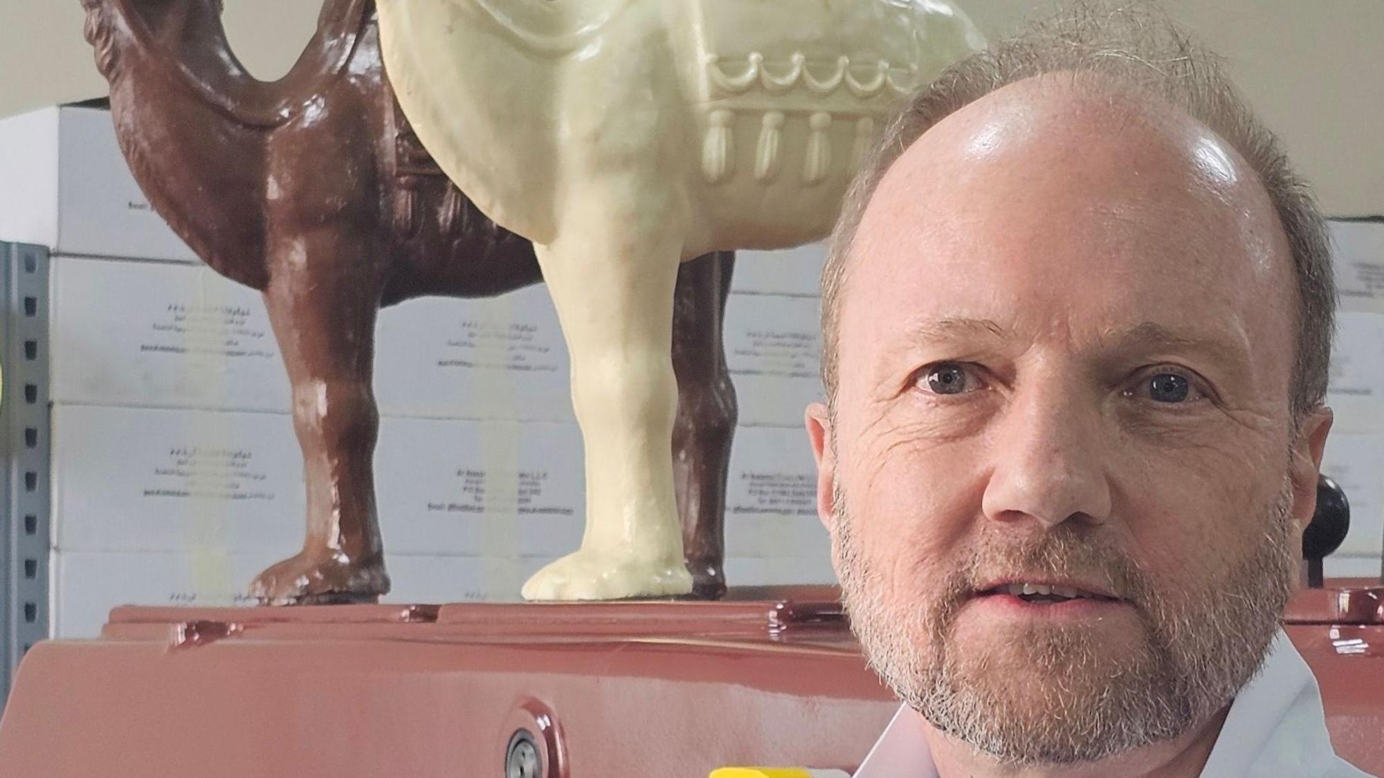 Der Schokoladenfabrikant Martin van Almsick mit Kamelen aus Kamelmilchschokolade
