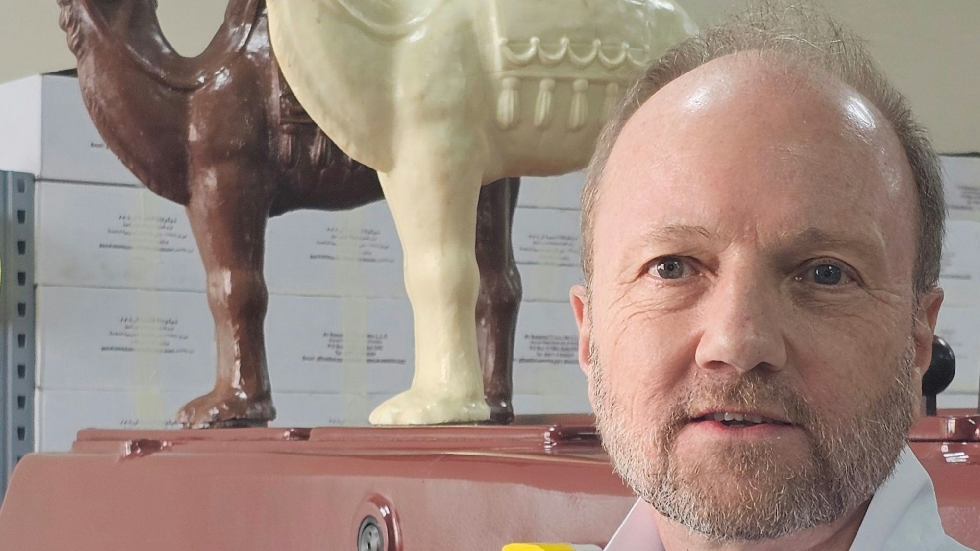 Der Schokoladenfabrikant Martin van Almsick mit Kamelen aus Kamelmilchschokolade
