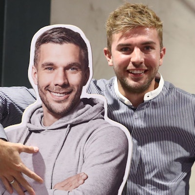 Kennen und mögen sich: Christoph Kramer herzt einen Pappaufsteller von Lukas Podolski.