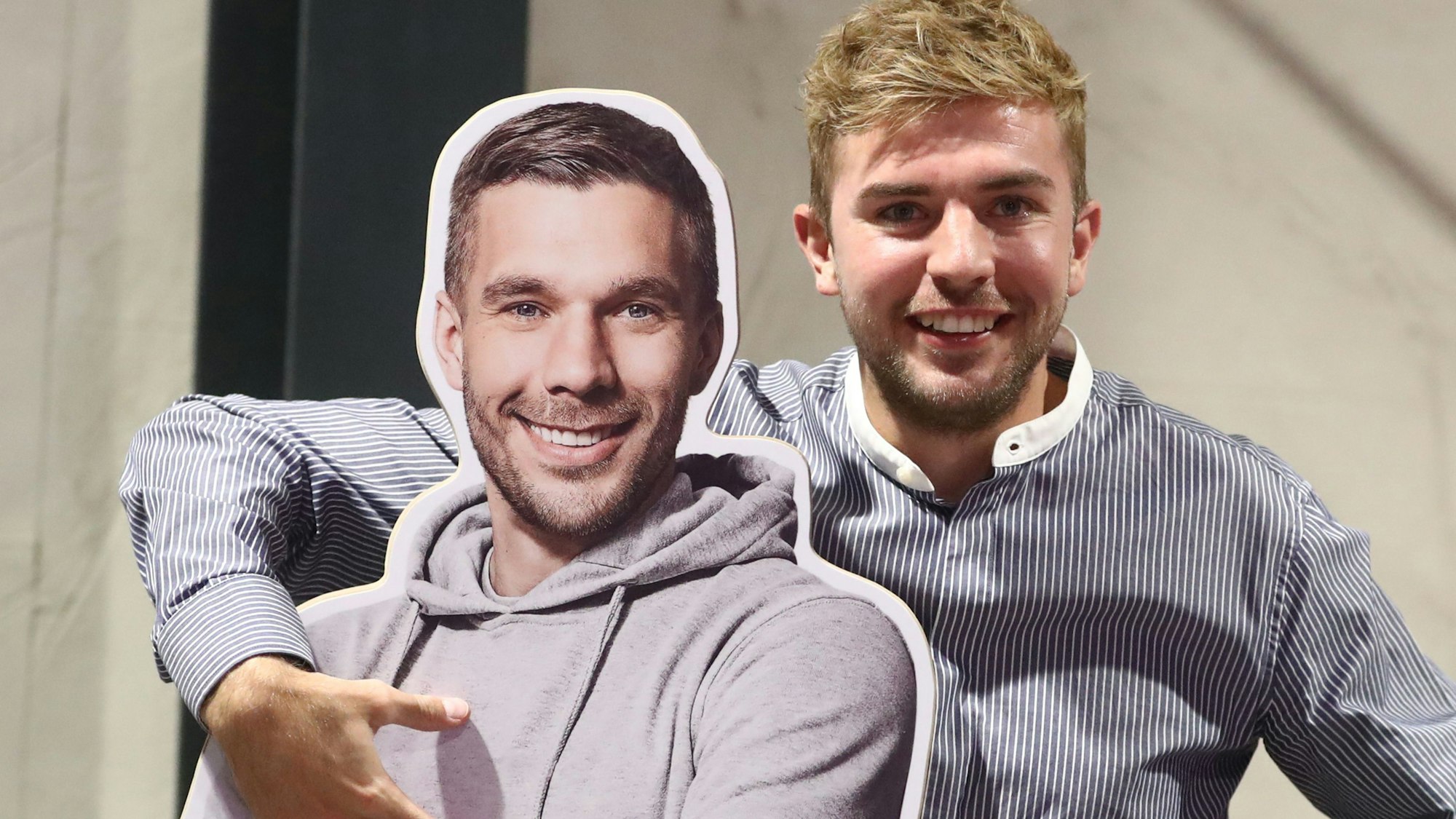Kennen und mögen sich: Christoph Kramer herzt einen Pappaufsteller von Lukas Podolski.