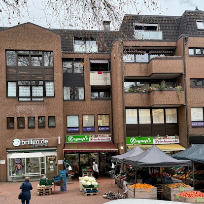 Blick auf das Geschäfts- und Wohnhaus gegenüber der Aloysiuskapelle in der Opladener Fußgängerzone