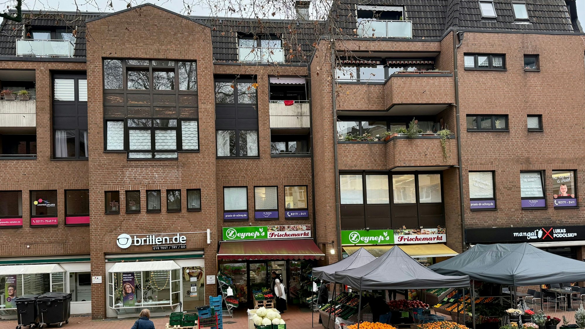Blick auf das Geschäfts- und Wohnhaus gegenüber der Aloysiuskapelle in der Opladener Fußgängerzone