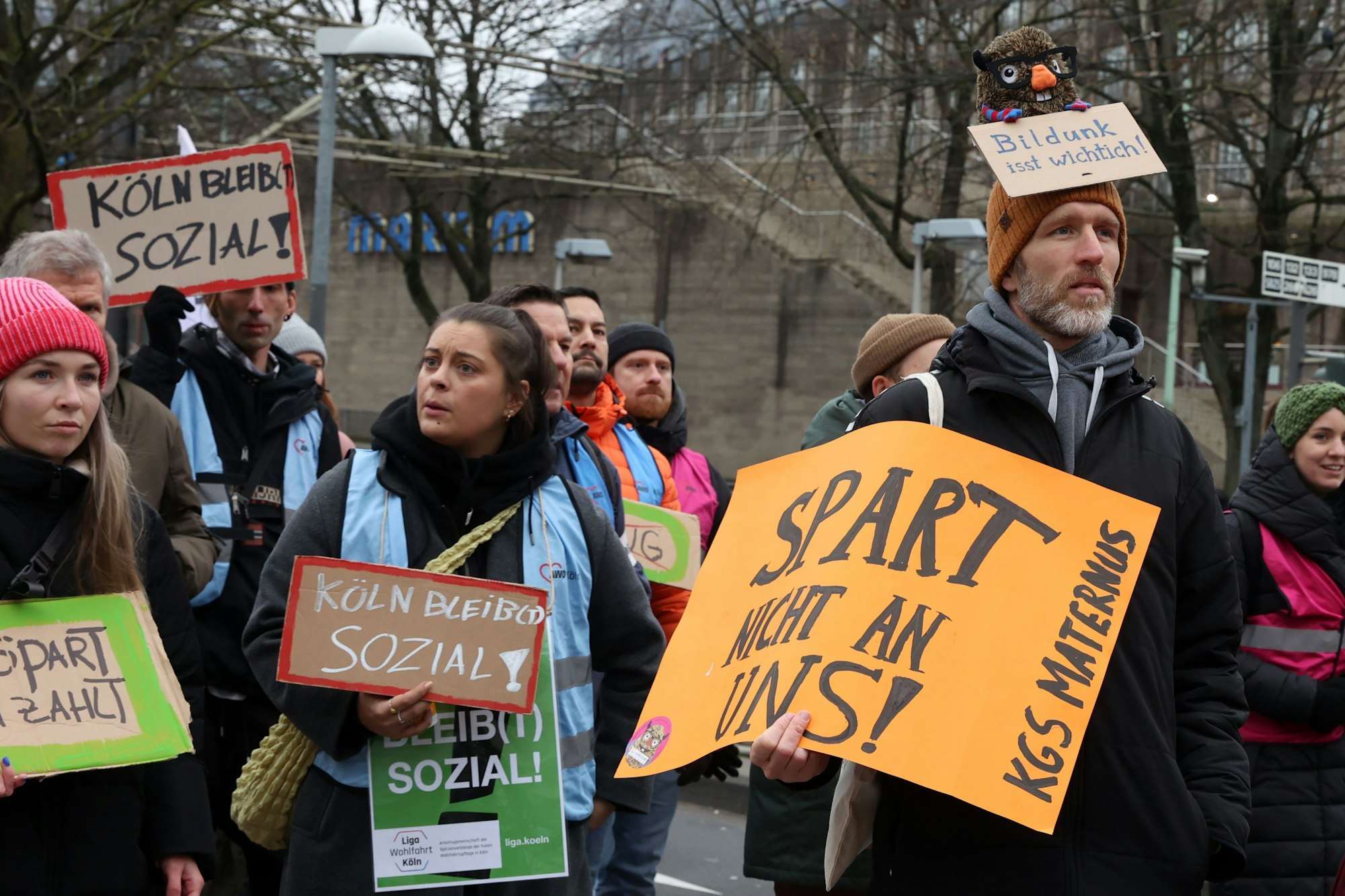 Teilnehmende mit Plakaten bei einer Großdemonstration