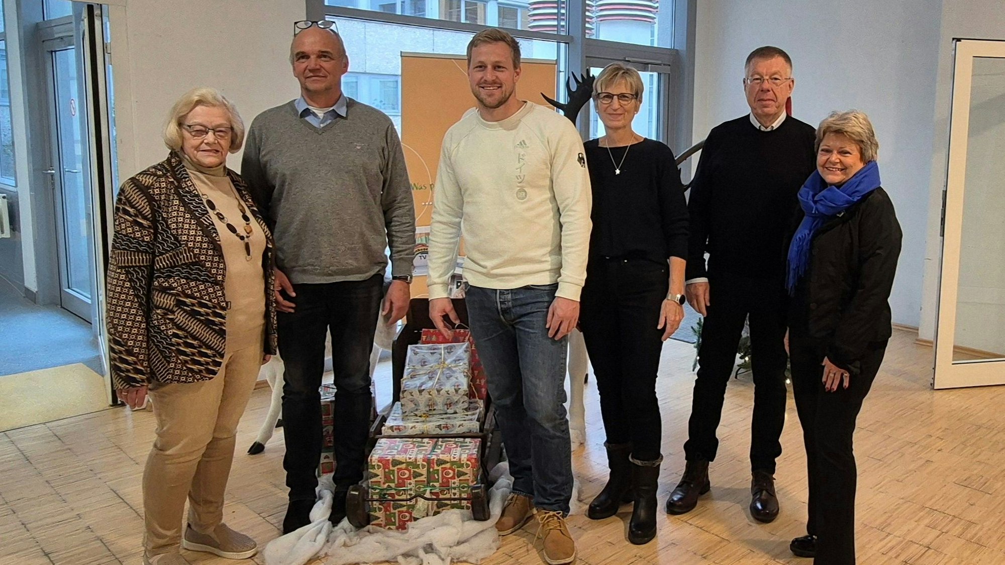 Der Olympionike Max Rendschmidt und sein Ramersdorfer Fanclub übergeben Spende an Förderverein Kinderklinik Sankt Augustin