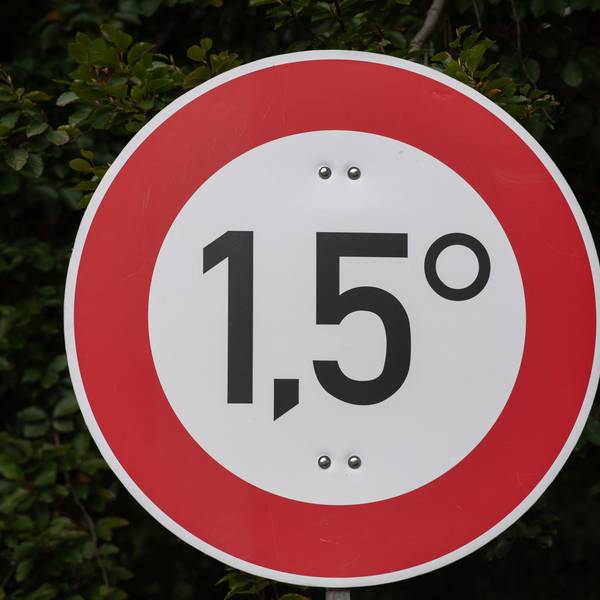 ARCHIV - 03.10.2021, Berlin: Mit diesem Schild machen Klima-Aktivisten unweit des Hauses der Kulturen der Welt auf das Ziel des Pariser Klimaabkommens aufmerksam, den globalen Temperaturanstieg auf 1,5 Grad gegenüber der vorindustriellen Zeit zu begrenzen. Schätzungsweise 20 Klima-Aktivisten haben auf einer Wiese das «Klima Gerechtigkeitscamp» errichtet. Dort wollen sie mindestens bis Ende Oktober bleiben. (zu dpa: «KI-Prognosen: Erderwärmung könnte schneller voranschreiten») Foto: Paul Zinken/dpa +++ dpa-Bildfunk +++