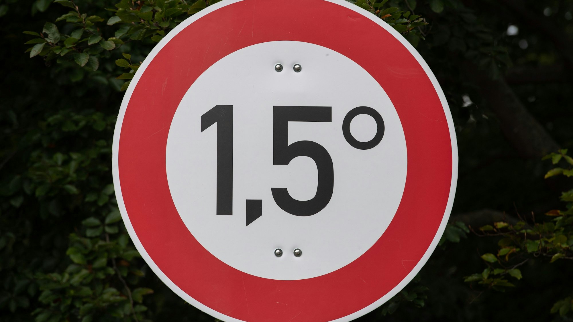 ARCHIV - 03.10.2021, Berlin: Mit diesem Schild machen Klima-Aktivisten unweit des Hauses der Kulturen der Welt auf das Ziel des Pariser Klimaabkommens aufmerksam, den globalen Temperaturanstieg auf 1,5 Grad gegenüber der vorindustriellen Zeit zu begrenzen. Schätzungsweise 20 Klima-Aktivisten haben auf einer Wiese das «Klima Gerechtigkeitscamp» errichtet. Dort wollen sie mindestens bis Ende Oktober bleiben. (zu dpa: «KI-Prognosen: Erderwärmung könnte schneller voranschreiten») Foto: Paul Zinken/dpa +++ dpa-Bildfunk +++