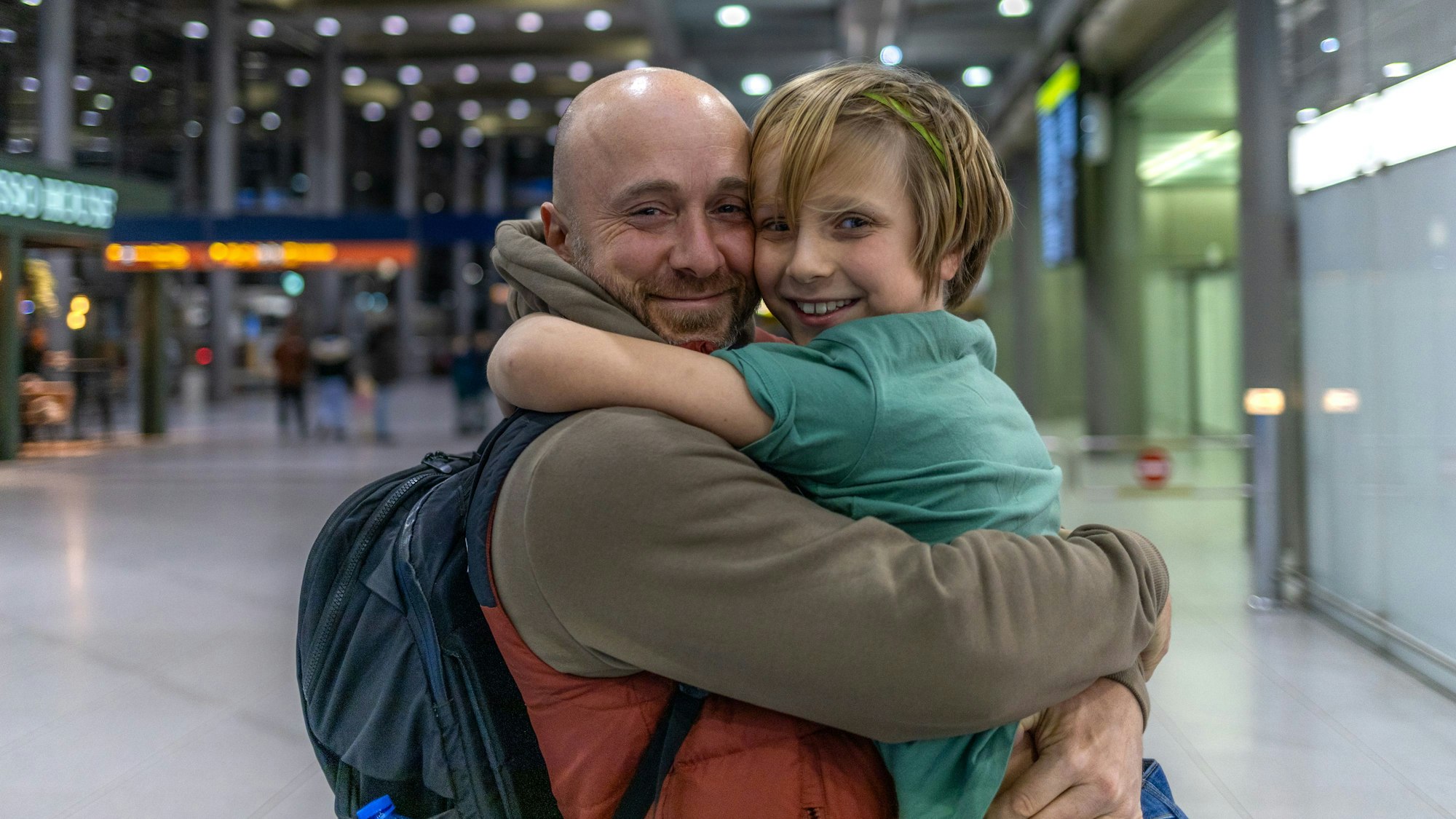 Noah mit seinem Papa Justin am Kölner Flughafen – die beiden haben sich zwei Monate nicht gesehen.