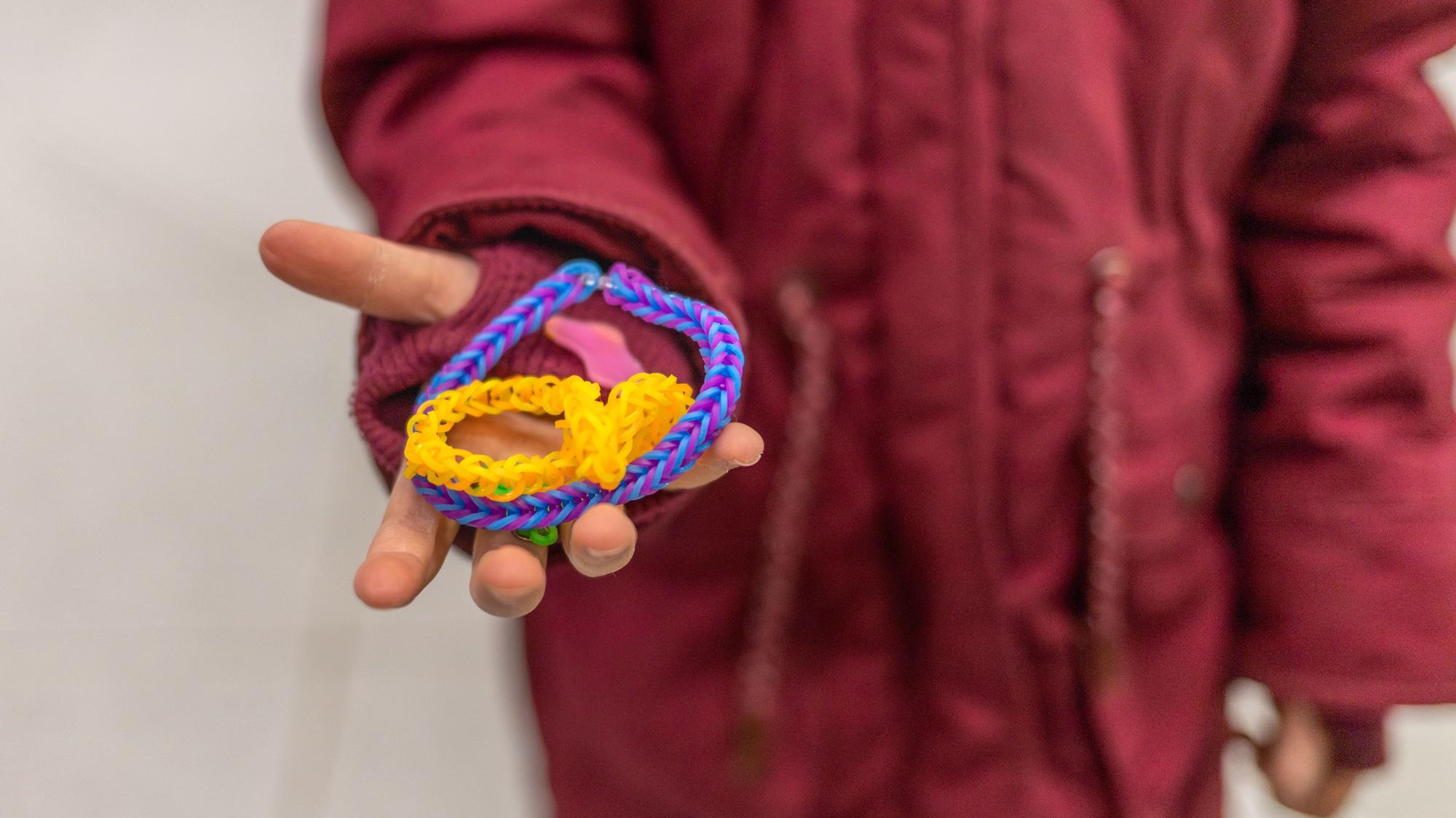 Mathilda hat als Willkommensgeschenk Armbändchen für ihre Mama gebastelt.