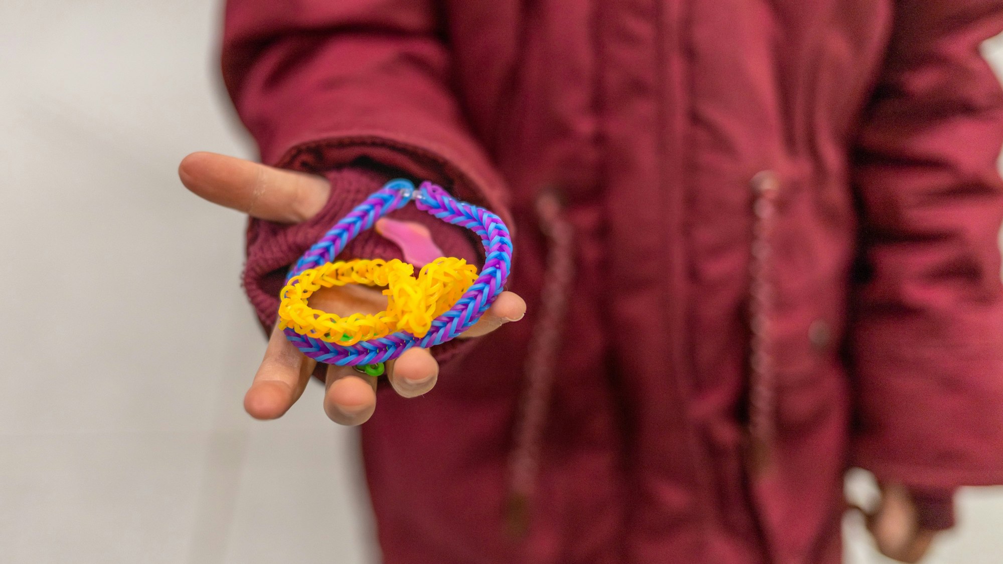 Mathilda hat als Willkommensgeschenk Armbändchen für ihre Mama gebastelt.