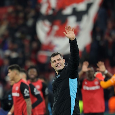 10.12.2024, Nordrhein-Westfalen, Leverkusen: Fußball: Champions League, Bayer Leverkusen - Inter Mailand, Vorrunde, 6. Spieltag, BayArena. Leverkusens Granit Xhaka winkt nach dem Spiel den Fans. Foto: Rolf Vennenbernd/dpa +++ dpa-Bildfunk +++