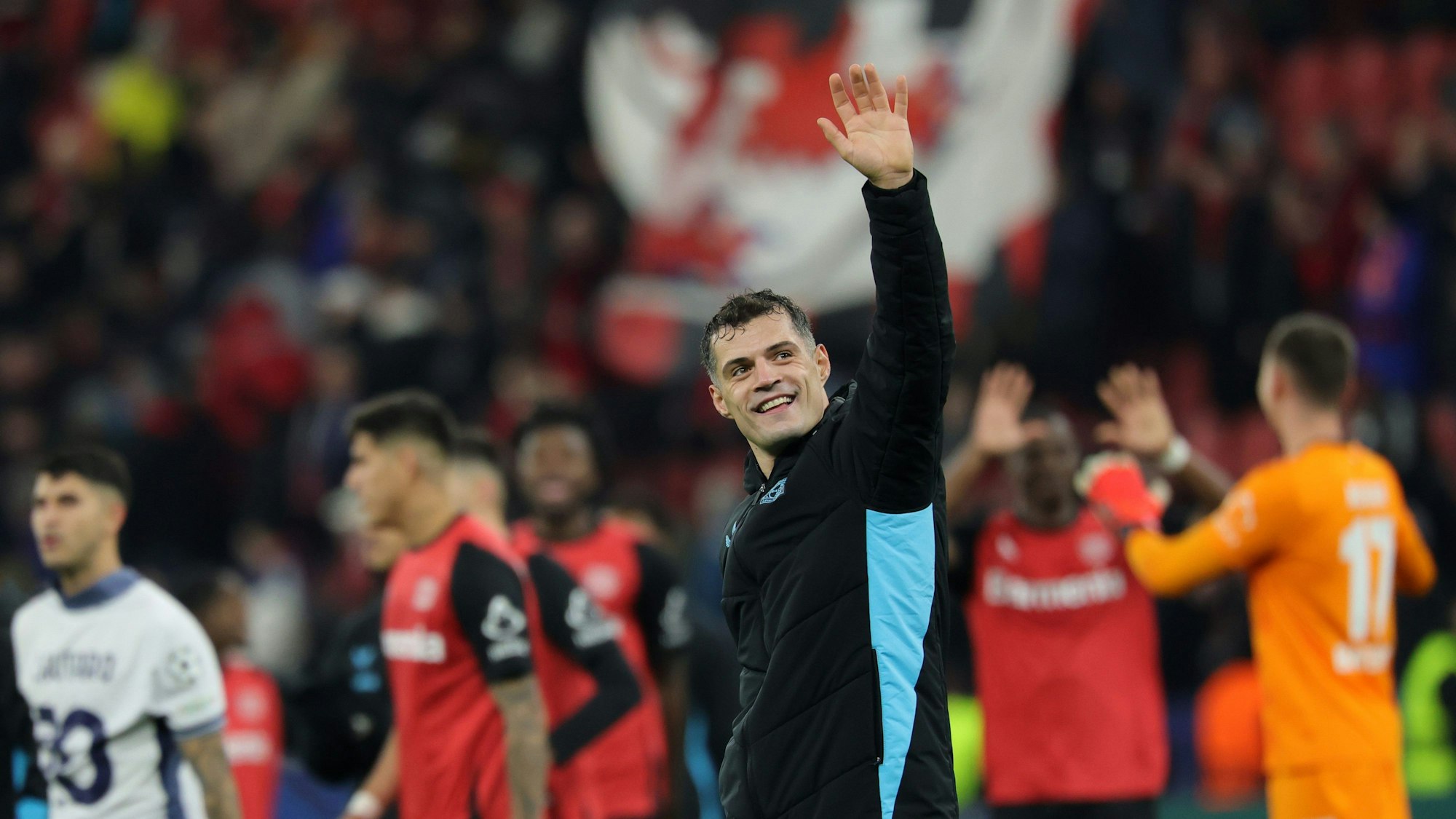 10.12.2024, Nordrhein-Westfalen, Leverkusen: Fußball: Champions League, Bayer Leverkusen - Inter Mailand, Vorrunde, 6. Spieltag, BayArena. Leverkusens Granit Xhaka winkt nach dem Spiel den Fans. Foto: Rolf Vennenbernd/dpa +++ dpa-Bildfunk +++