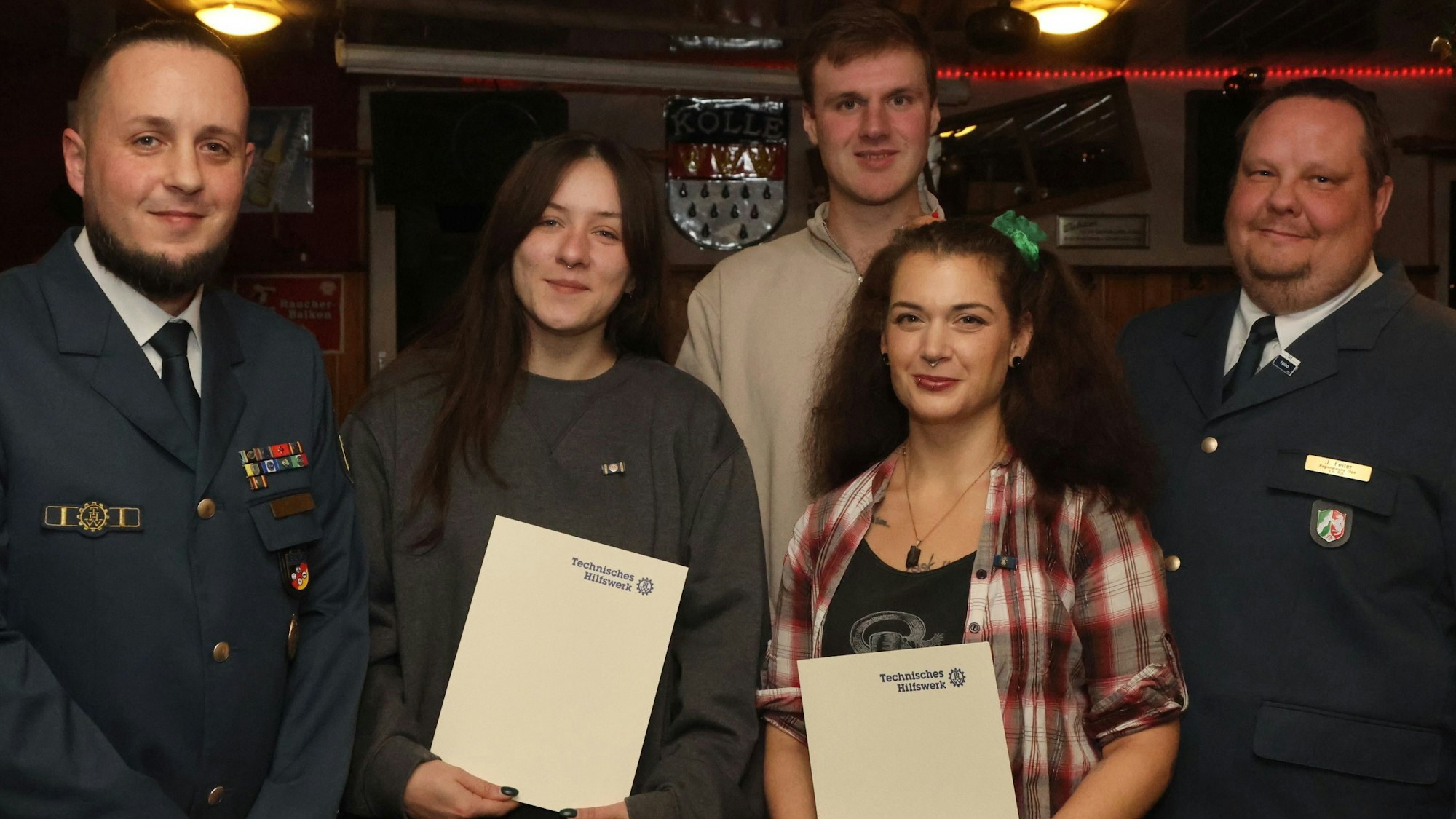 In der Waldbröler Gaststätte „Zur Klus“ zeichnete Florian Krebs (links), Ortsbeauftragter des Technischen Hilfswerks, etwa Laura Willach (von links), Jannick Iliohan und Sabrina Matschke-Krebs aus. Zu Gast war dort auch Johannes Feiter (rechts) von der THW-Regionalstelle Olpe-Drolshagen.
