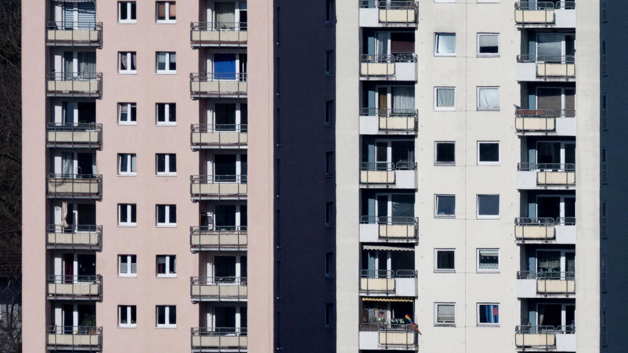ARCHIV - 20.02.2023, Baden-Württemberg, Stuttgart: Hochhäuser sind in der Innenstadt zu sehen.