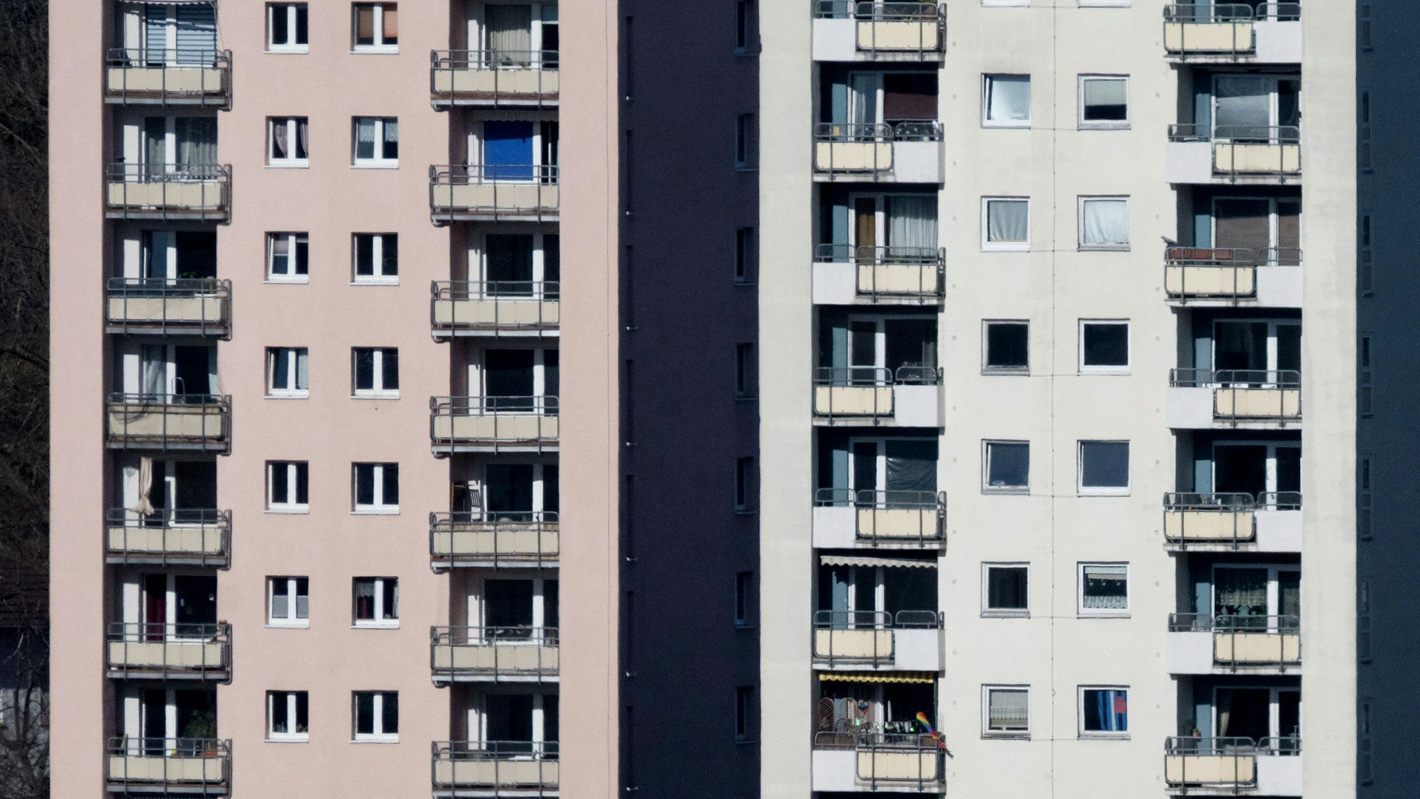 ARCHIV - 20.02.2023, Baden-Württemberg, Stuttgart: Hochhäuser sind in der Innenstadt zu sehen.