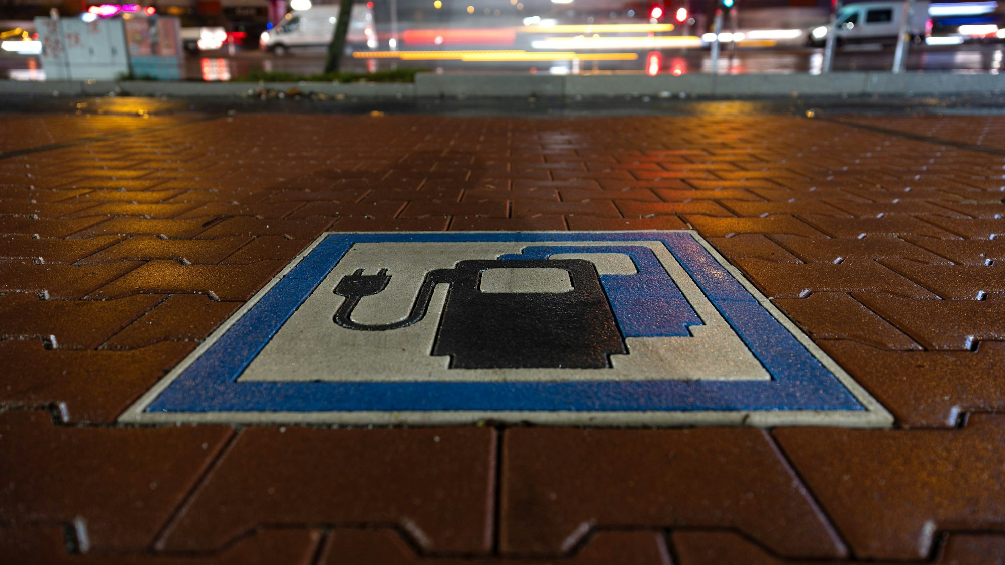 Ein Hinweis auf eine Ladesäule für Elektroautos.