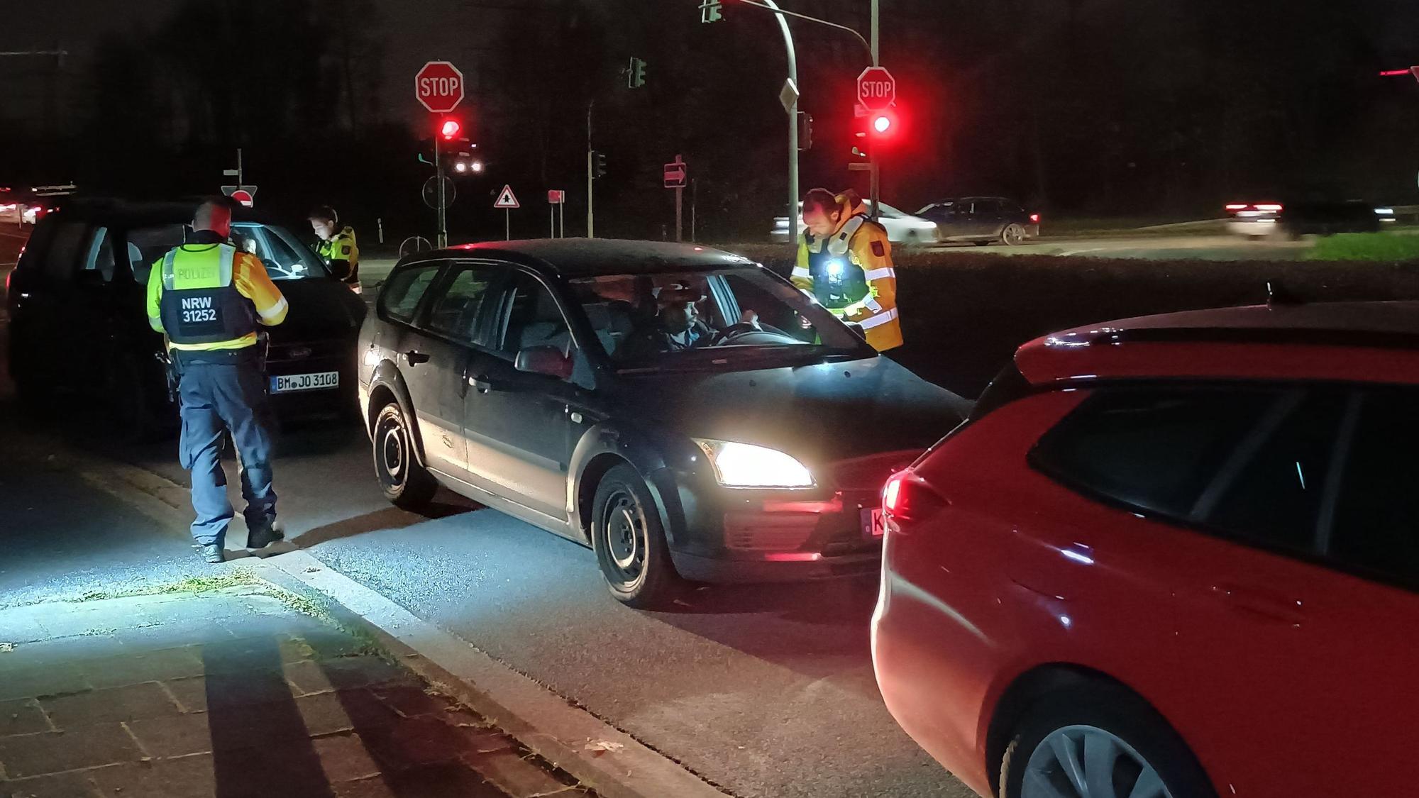 Polizisten halten in Brühl Autofahrer an und kontrollieren sie.