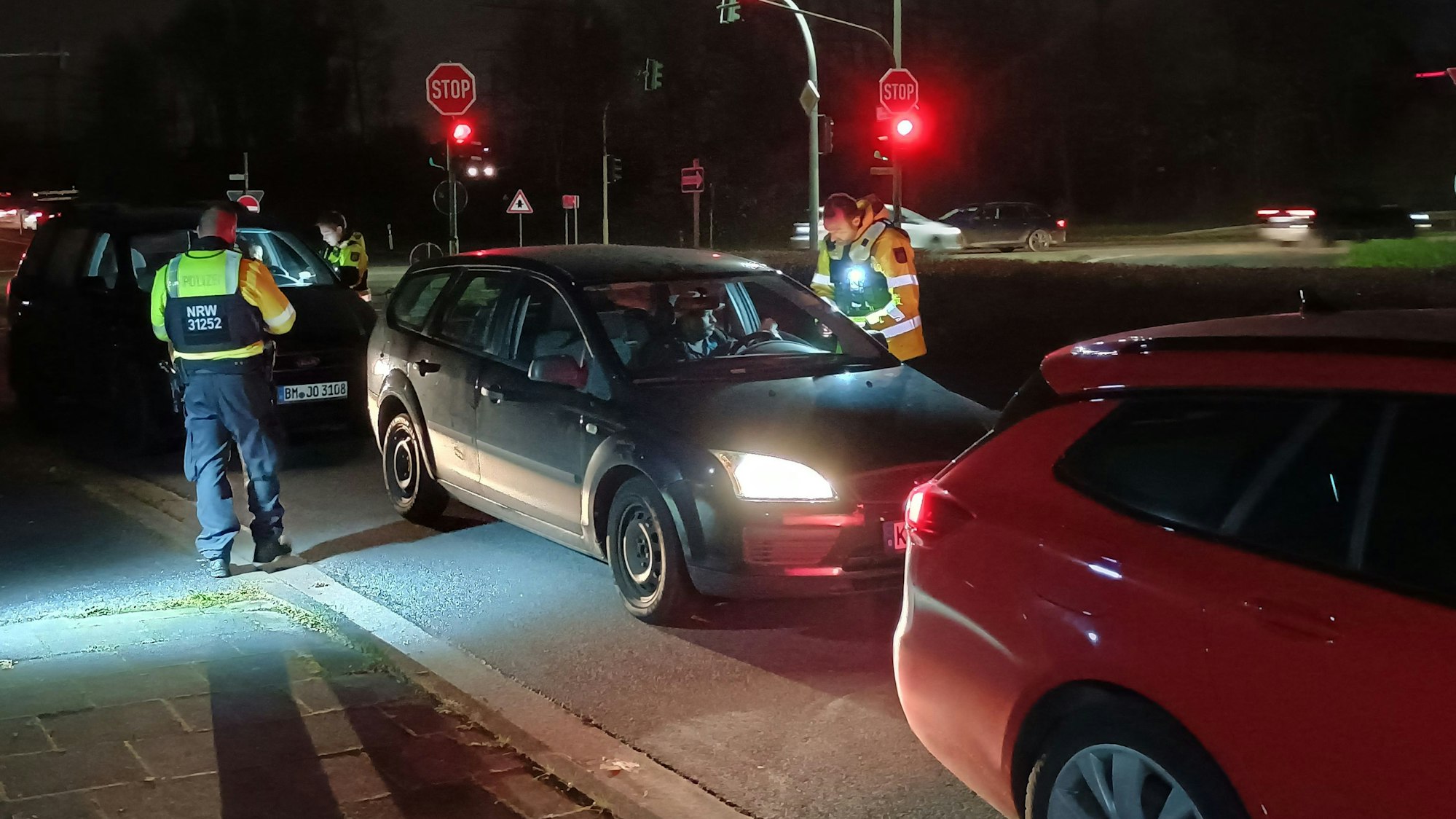 Polizisten halten in Brühl Autofahrer an und kontrollieren sie.