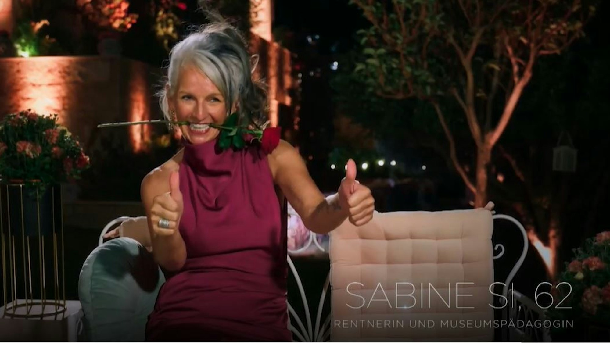 Sabine mit ihrer roten Rose