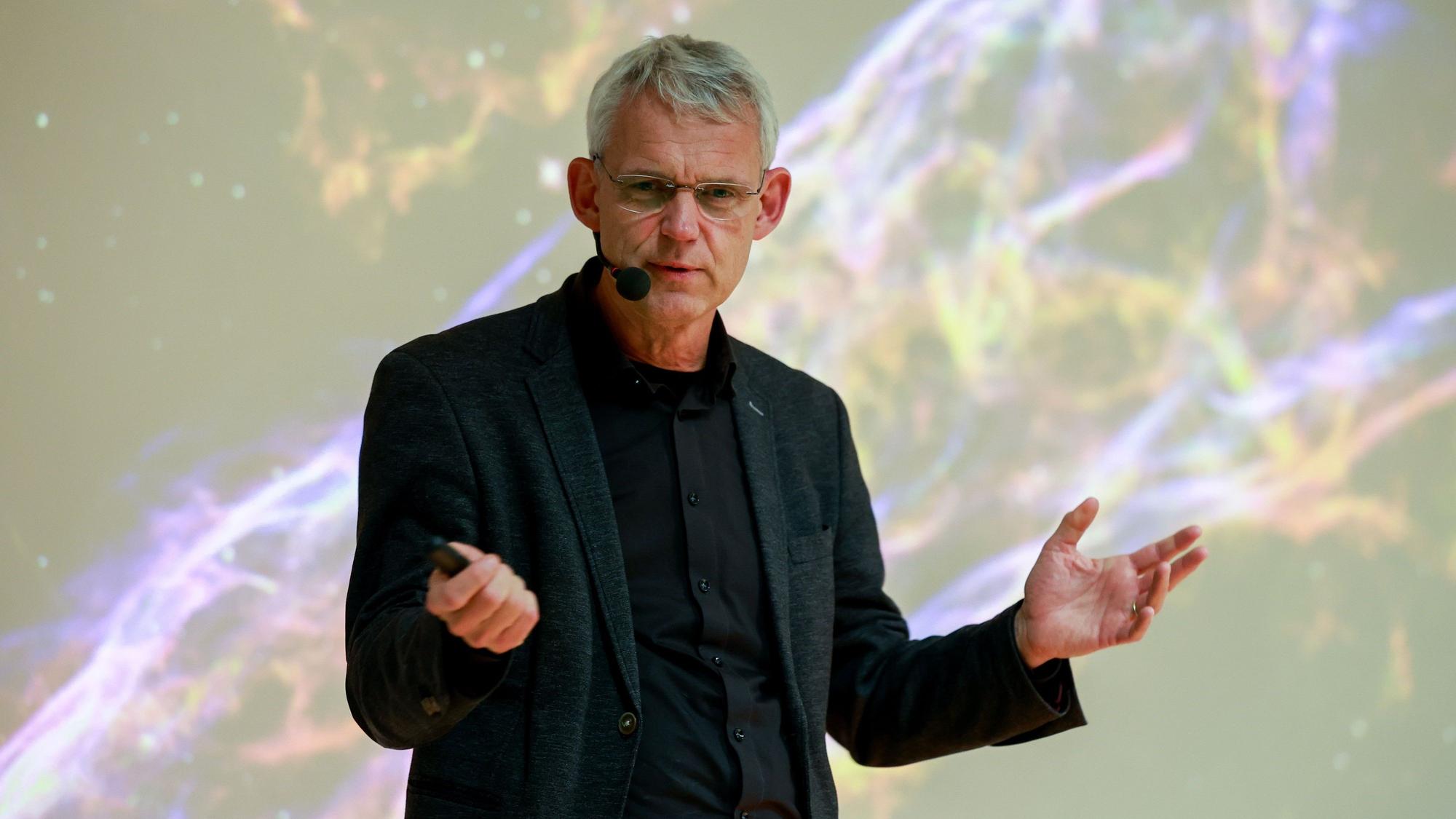 Astronom Heino Falcke bei einer Präsentation