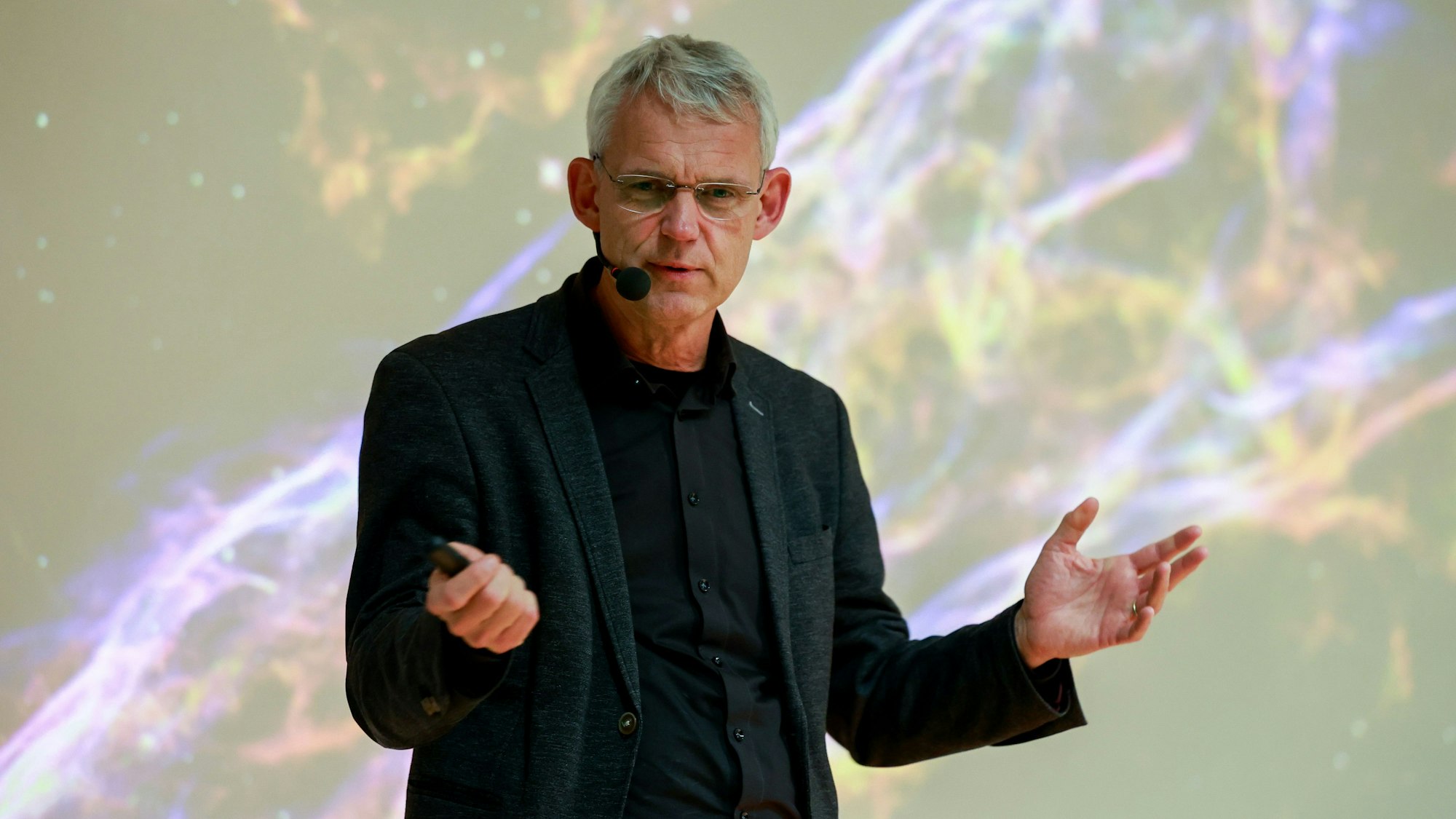 Astronom Heino Falcke bei einer Präsentation